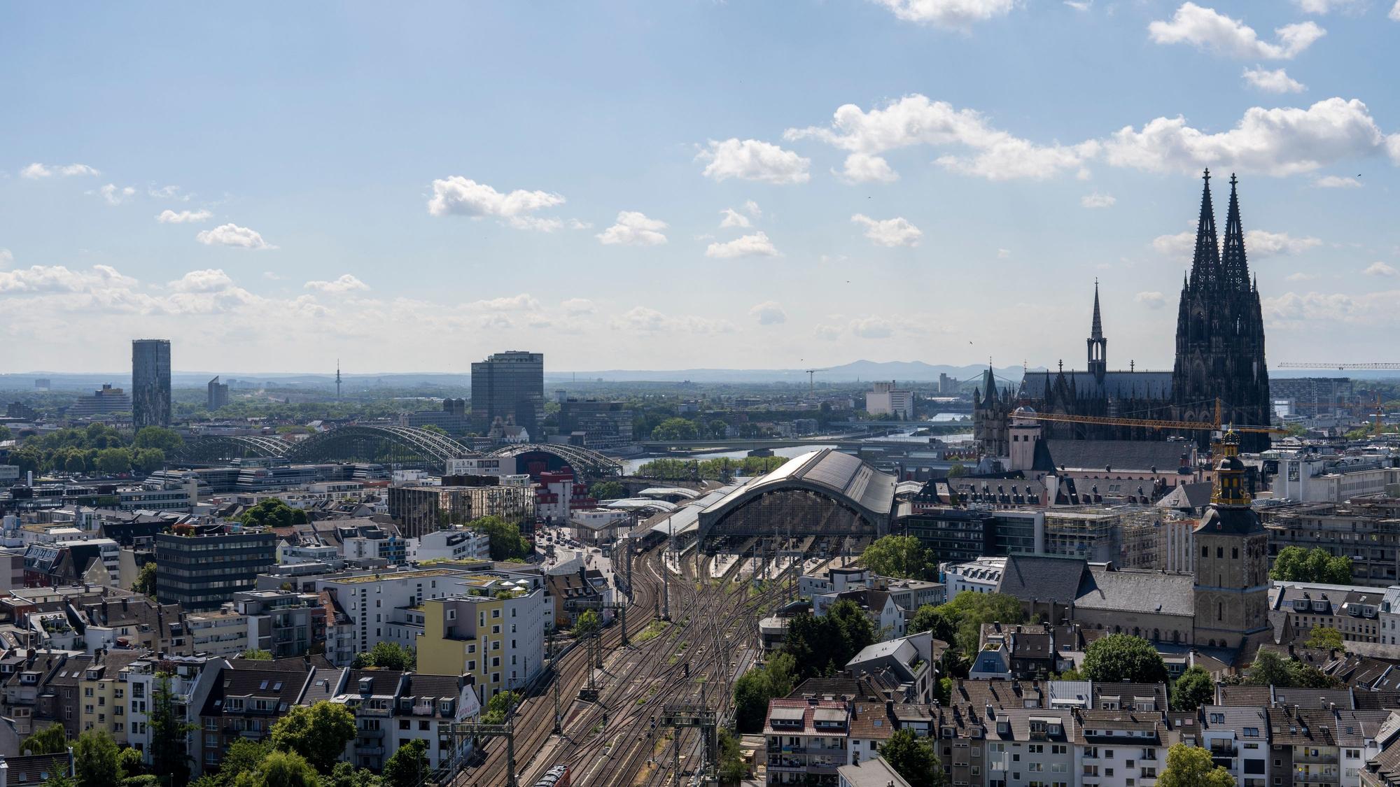 Blick auf den Kölner Hauptbahnhof und den Dom