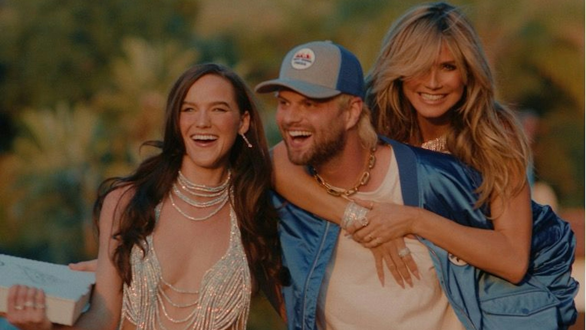 Sophie Hawley-Weld, Tucker Halpern und Heidi Klum lachen, Klum umarmt Halpern von hinten.