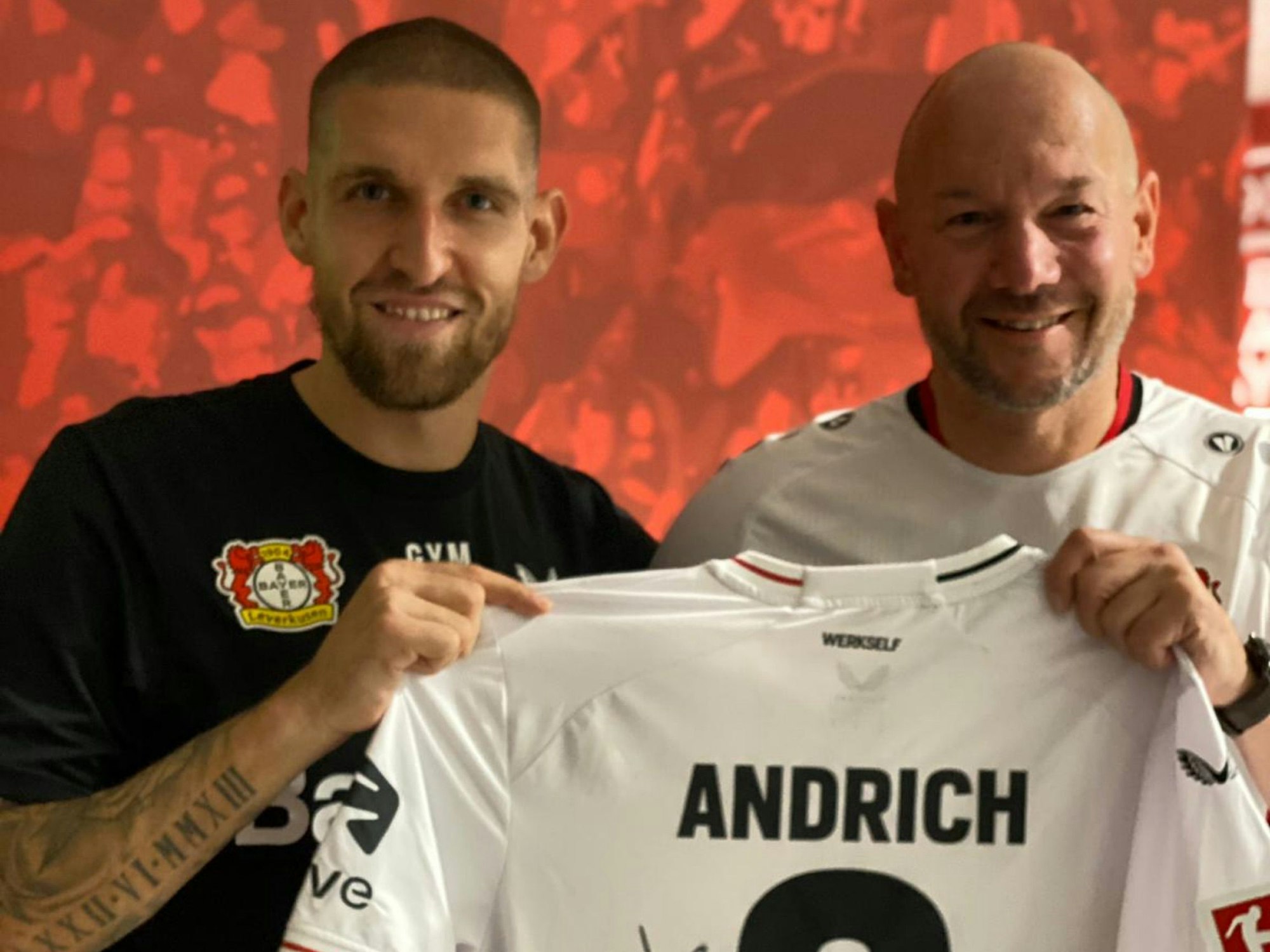 Fußball-Nationalspieler Robert Andrich von Bayer-Leverkusen hat Mike Heßler sein Trikot geschenkt.