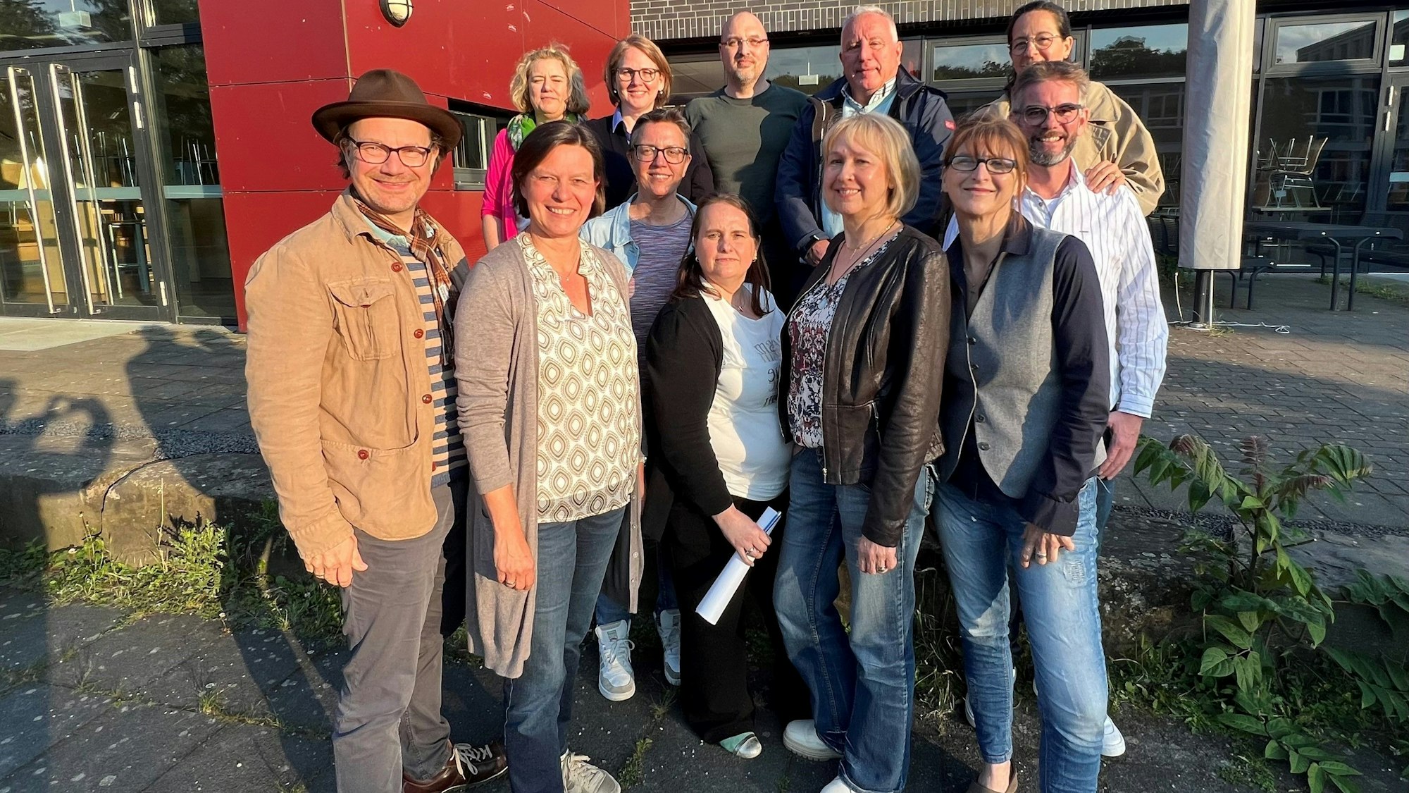 Die Stadtschulpflegschaft Leverkusen um die Vorsitzende Silke Ratte (2.v.l.) bei der Gründung im Juli 2024.