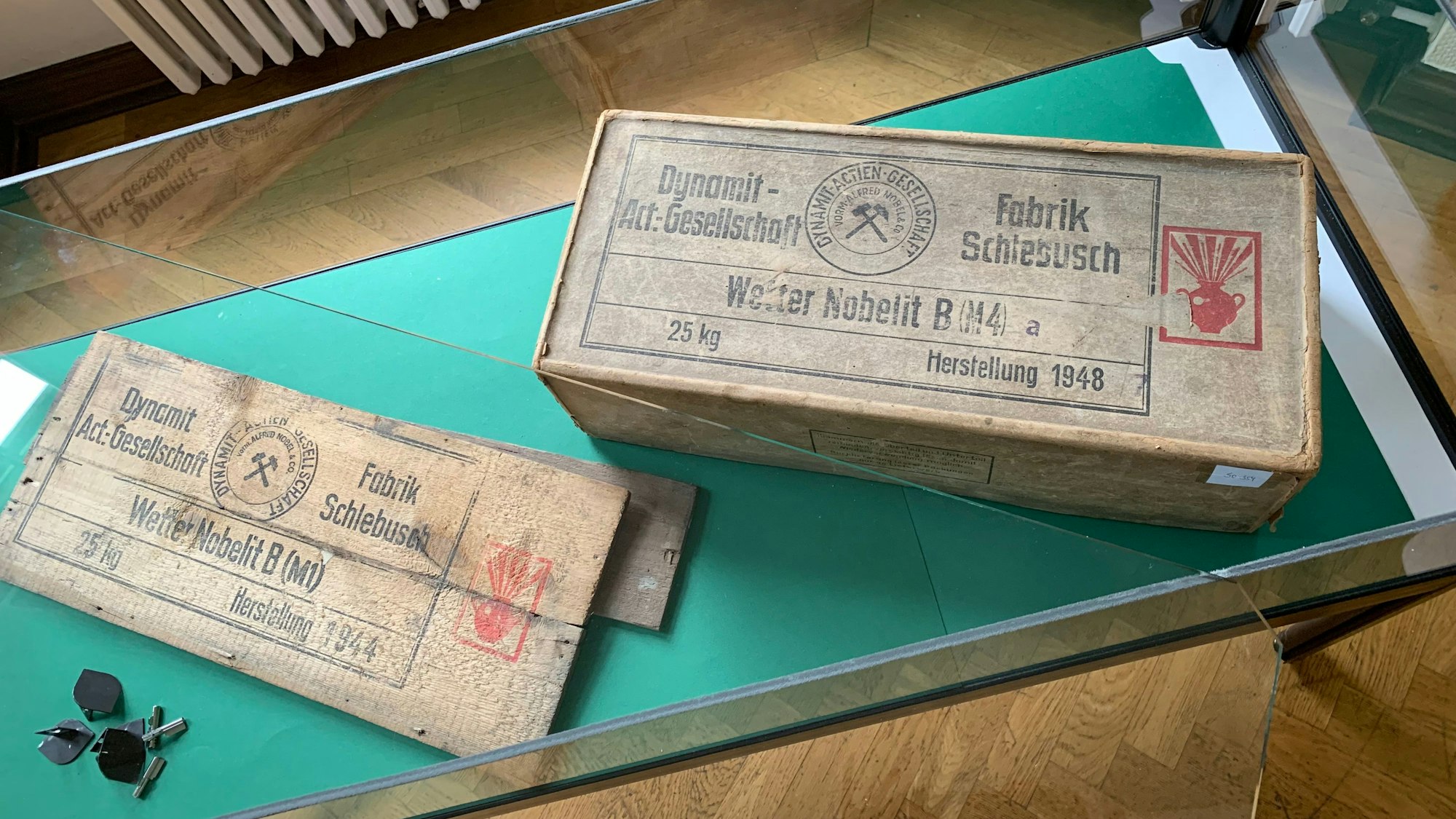 Alte Holzkisten, die einst Dynamit enthielten.