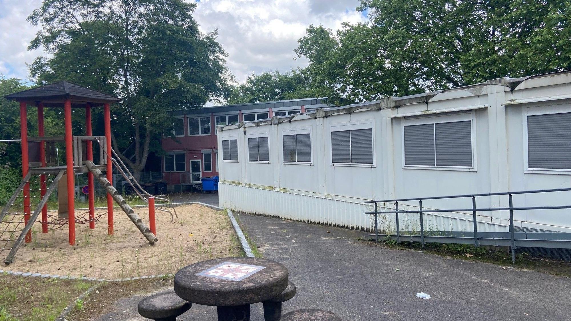 Auf dem Bild sind die Container der ehemaligen Anne-Frank-Schule zu sehen.