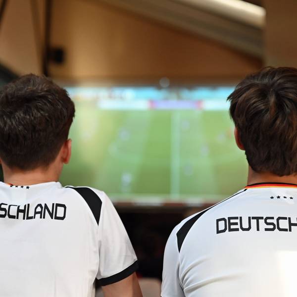 ARCHIV - 10.11.2022, Berlin: Zwei junge Männer sehen sich ein Fußballspiel in einer Berliner Kneipe an. In Hessen ist das EM-Fieber noch überschaubar. (zu dpa: «Privat statt Public Viewing? Kaum EM-Fieber in Hessen spürbar») Foto: Lena Lachnit/dpa +++ dpa-Bildfunk +++