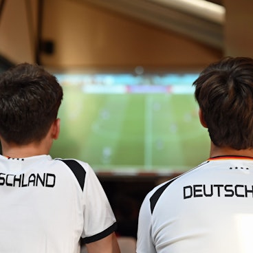 ARCHIV - 10.11.2022, Berlin: Zwei junge Männer sehen sich ein Fußballspiel in einer Berliner Kneipe an. In Hessen ist das EM-Fieber noch überschaubar. (zu dpa: «Privat statt Public Viewing? Kaum EM-Fieber in Hessen spürbar») Foto: Lena Lachnit/dpa +++ dpa-Bildfunk +++