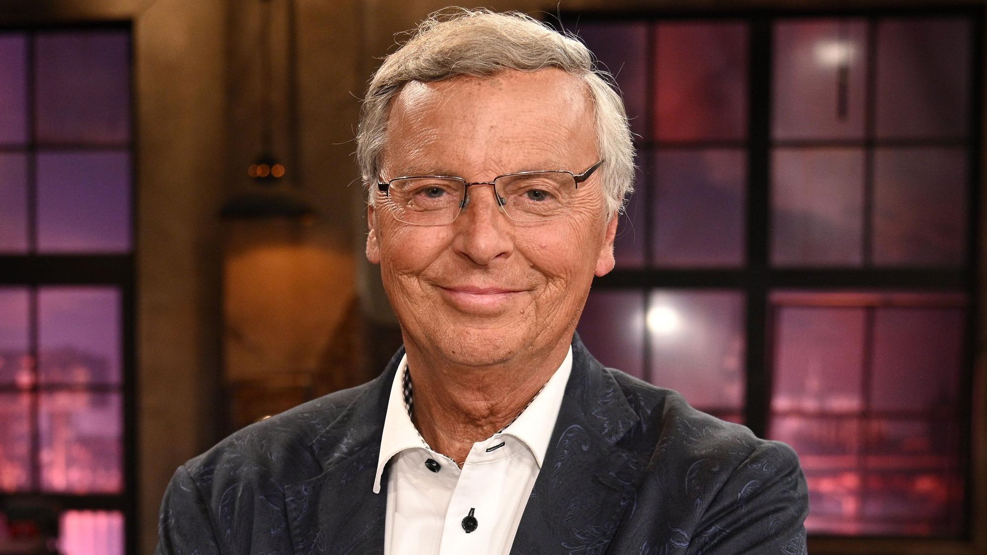 Der Politiker Wolfgang Bosbach steht nach der Aufzeichnung der WDR Talkshow „Kölner Treff“ im Studio.