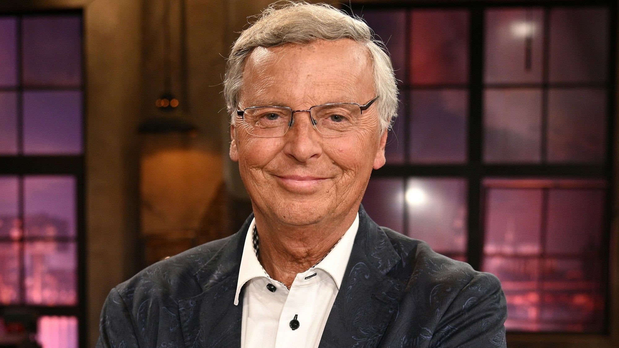 Der Politiker Wolfgang Bosbach steht nach der Aufzeichnung der WDR Talkshow «Kölner Treff» im Studio. (zu dpa: «CDU-Mann Bosbach scheidet ohne Groll von «Miss Germany»») +++ dpa-Bildfunk +++