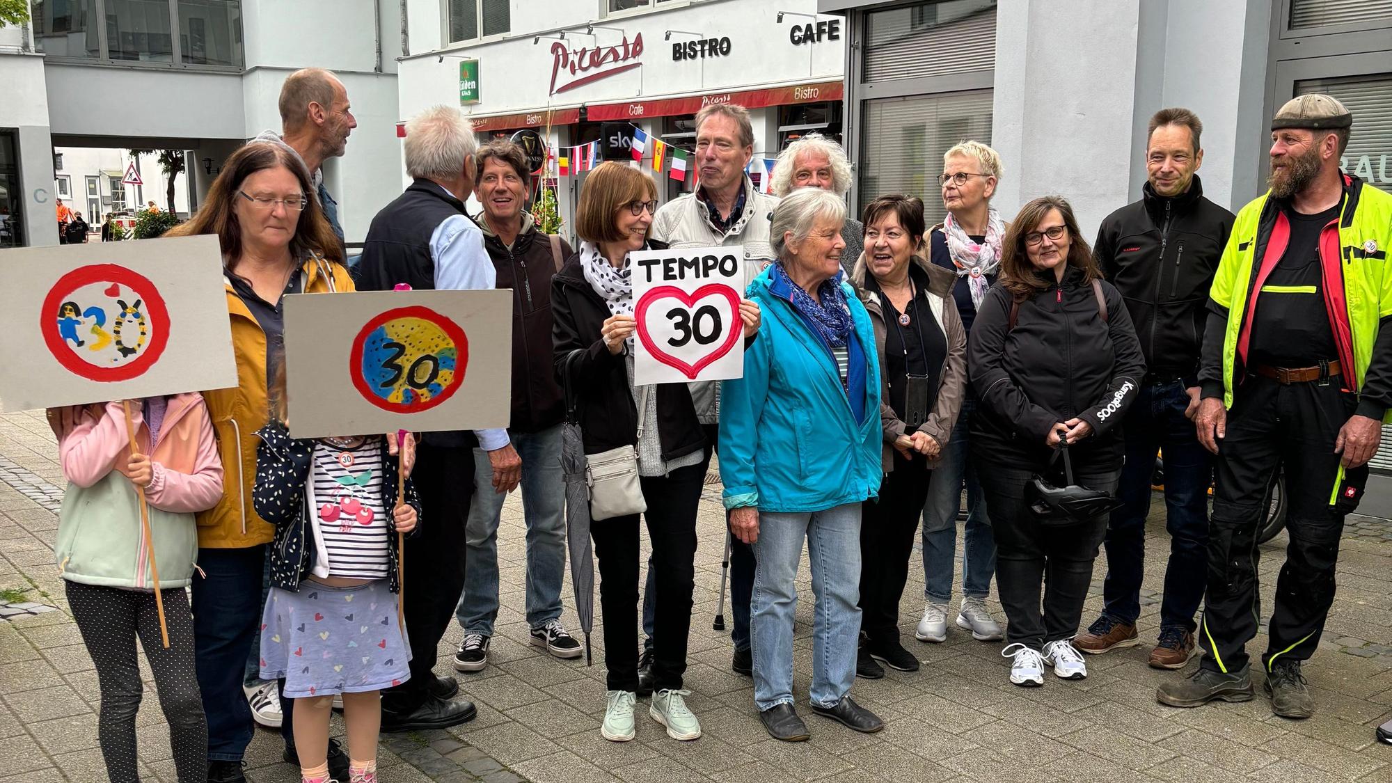 Das Foto zeigt Bürger aus Rösrath, die für Tempo 30 auf den Hauptstraßen in Rösrath demonstrieren