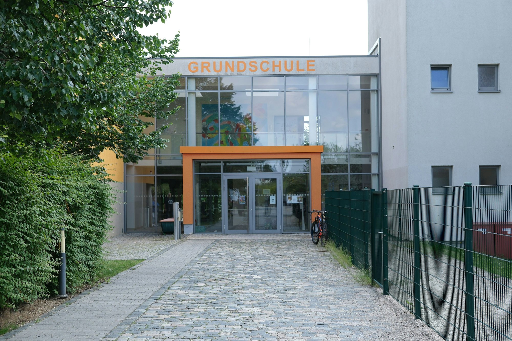 ARCHIV - 06.06.2024, Sachsen, Döbeln: Das Schulzentrum ·Am Holländer·. Dort ging die neunjährigen Valeriia zum Unterricht. (zu dpa: «Schüler und Lehrer trauern um getötetes Mädchen») Foto: Sebastian Willnow/dpa +++ dpa-Bildfunk +++