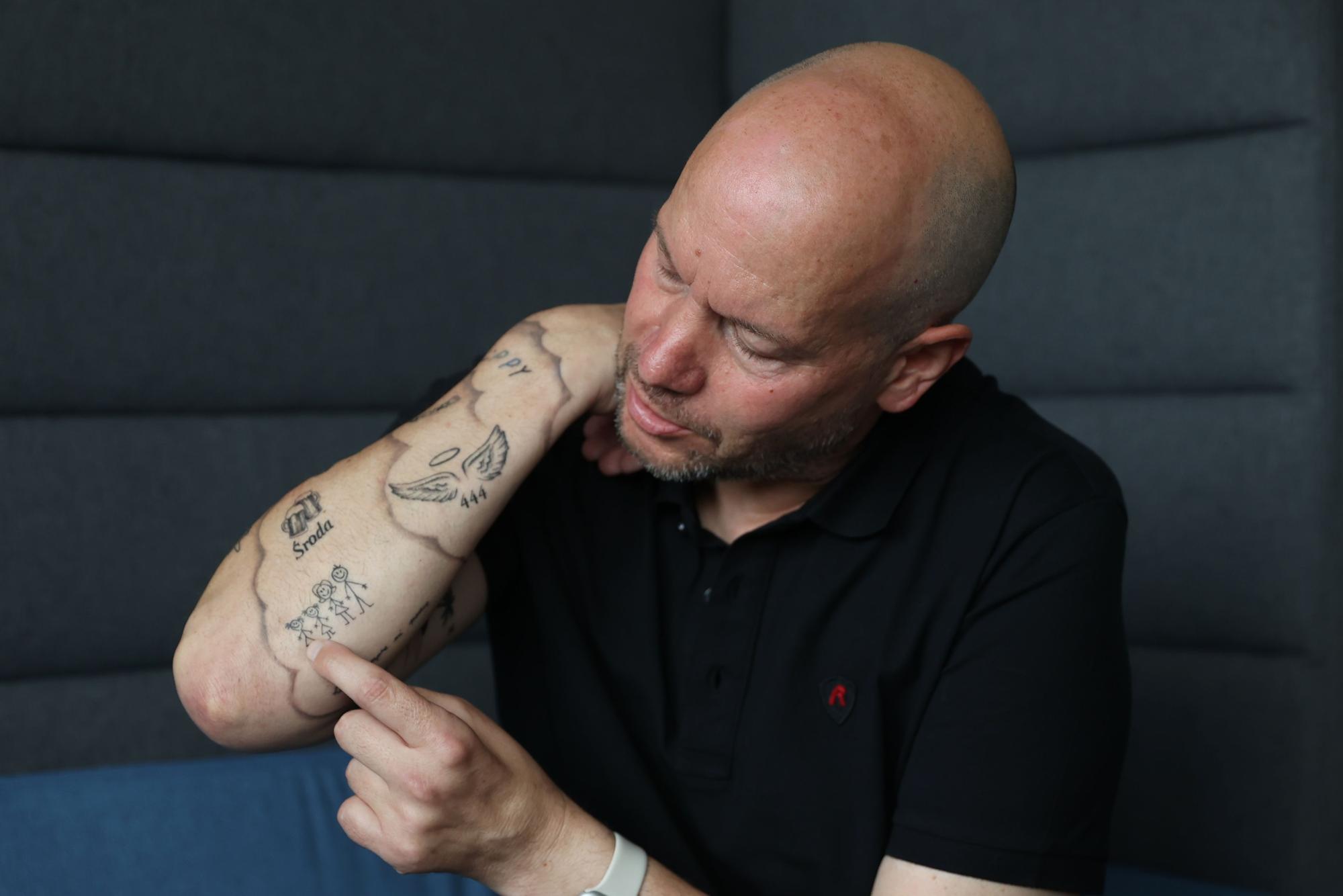 Mike Heßler zeigt die Tattoos voller Erinnerungen auf seinem rechten Arm.