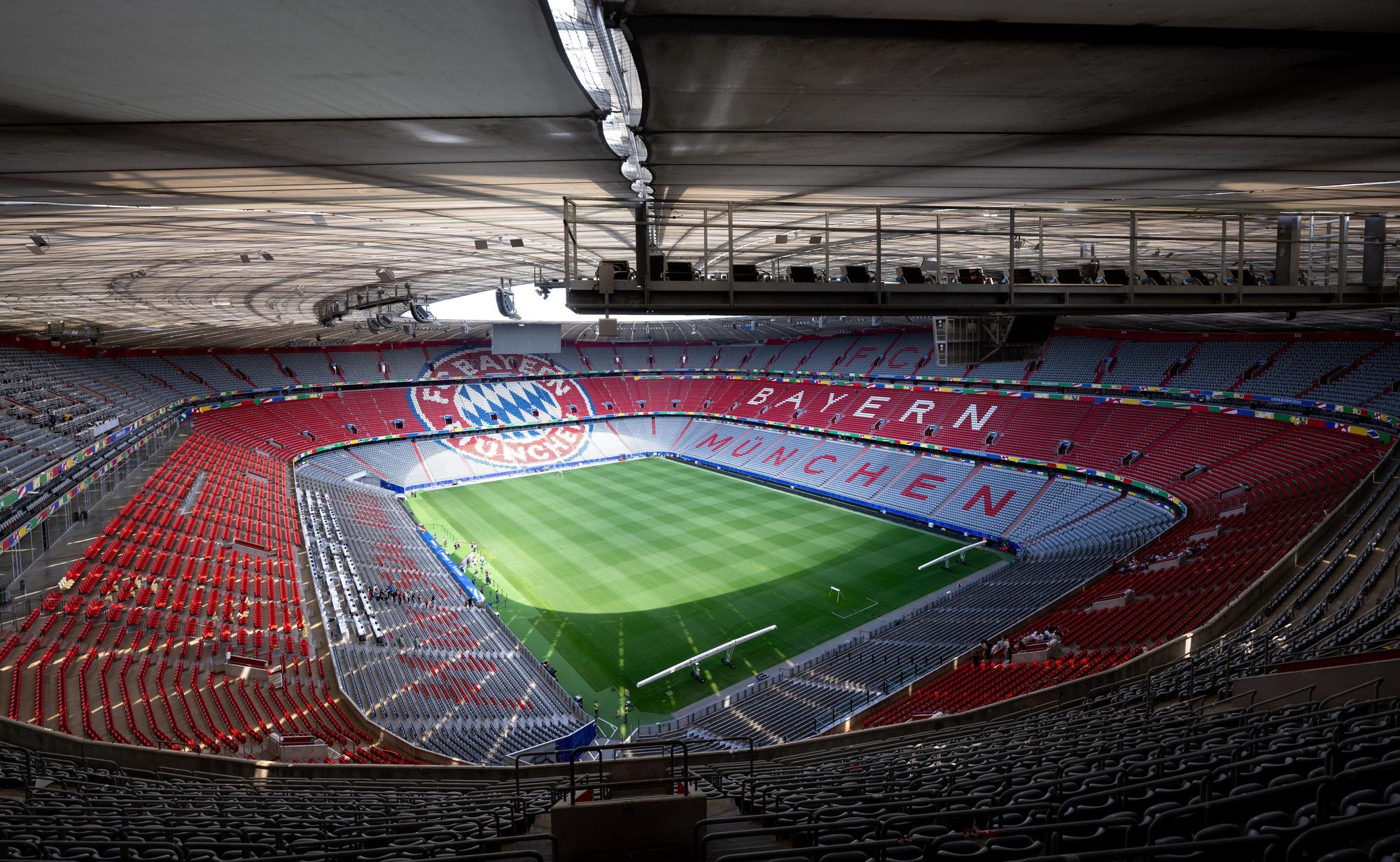Blick in den Innenraum des leeren Stadions in München.