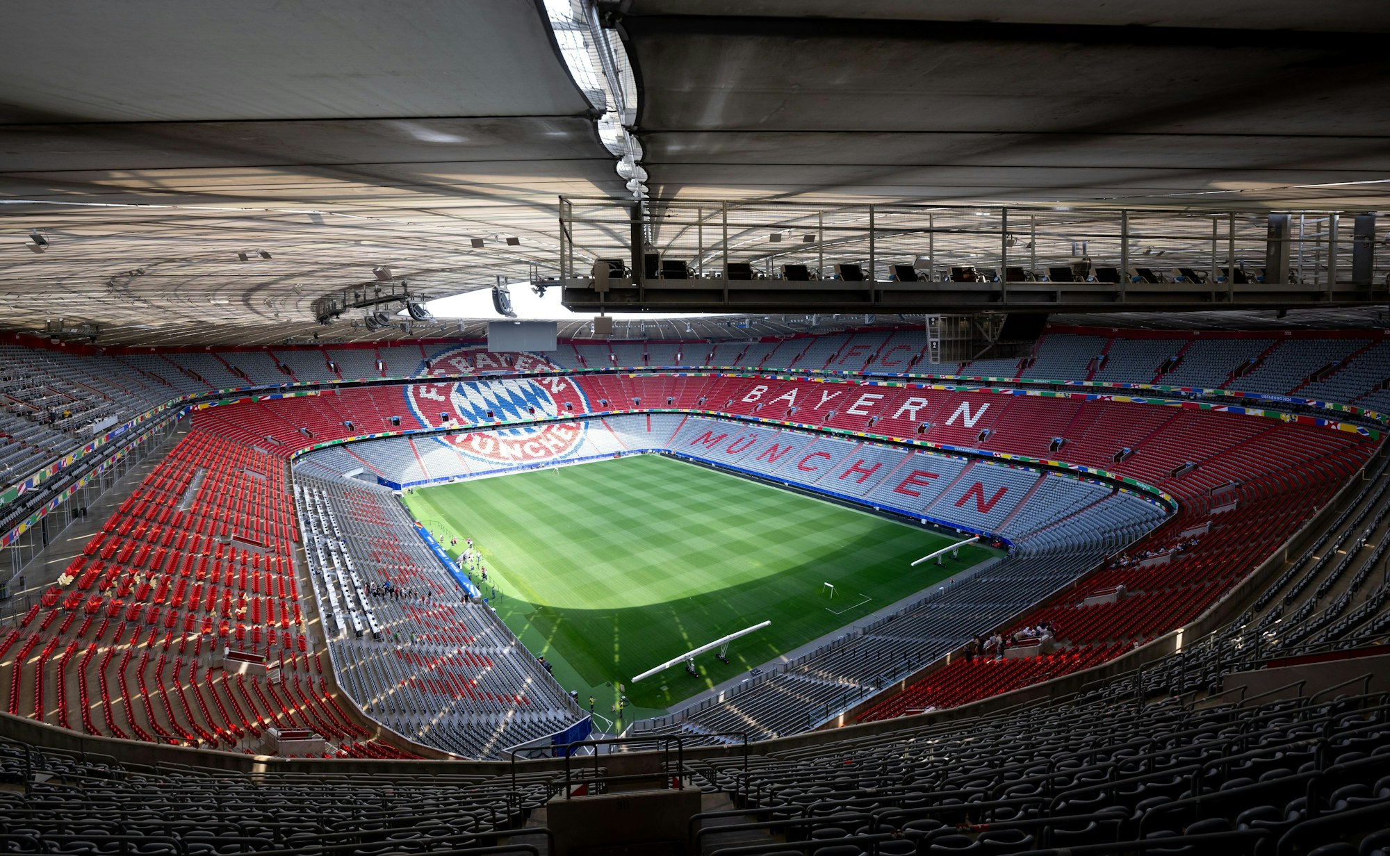 Blick in den Innenraum des leeren Stadions in München.