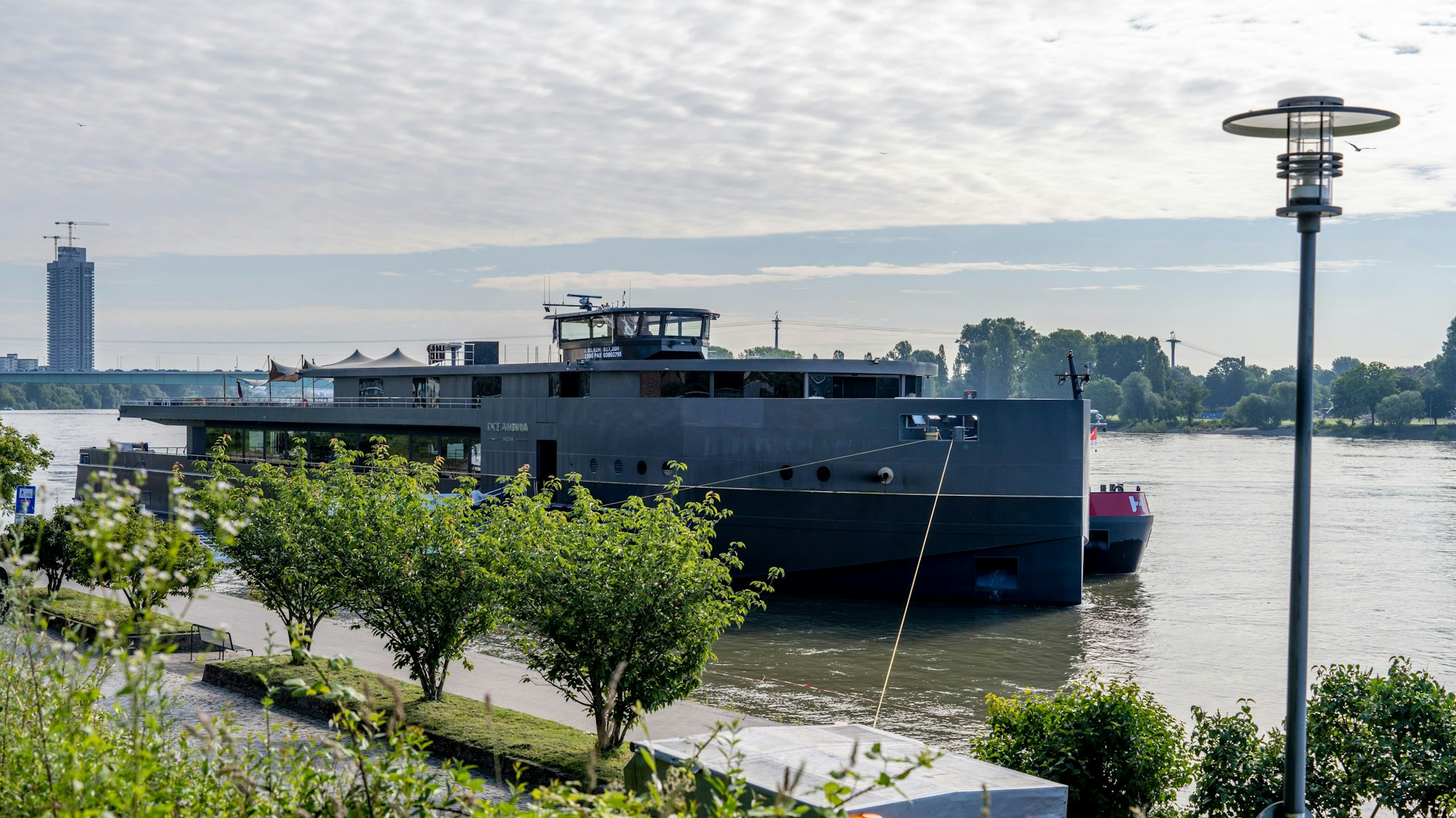 Das Eventschiff „Oceandiva Nova“ ist zu 100% elektrisch betrieben und liegt am Konrad-Adenauer-Ufer.