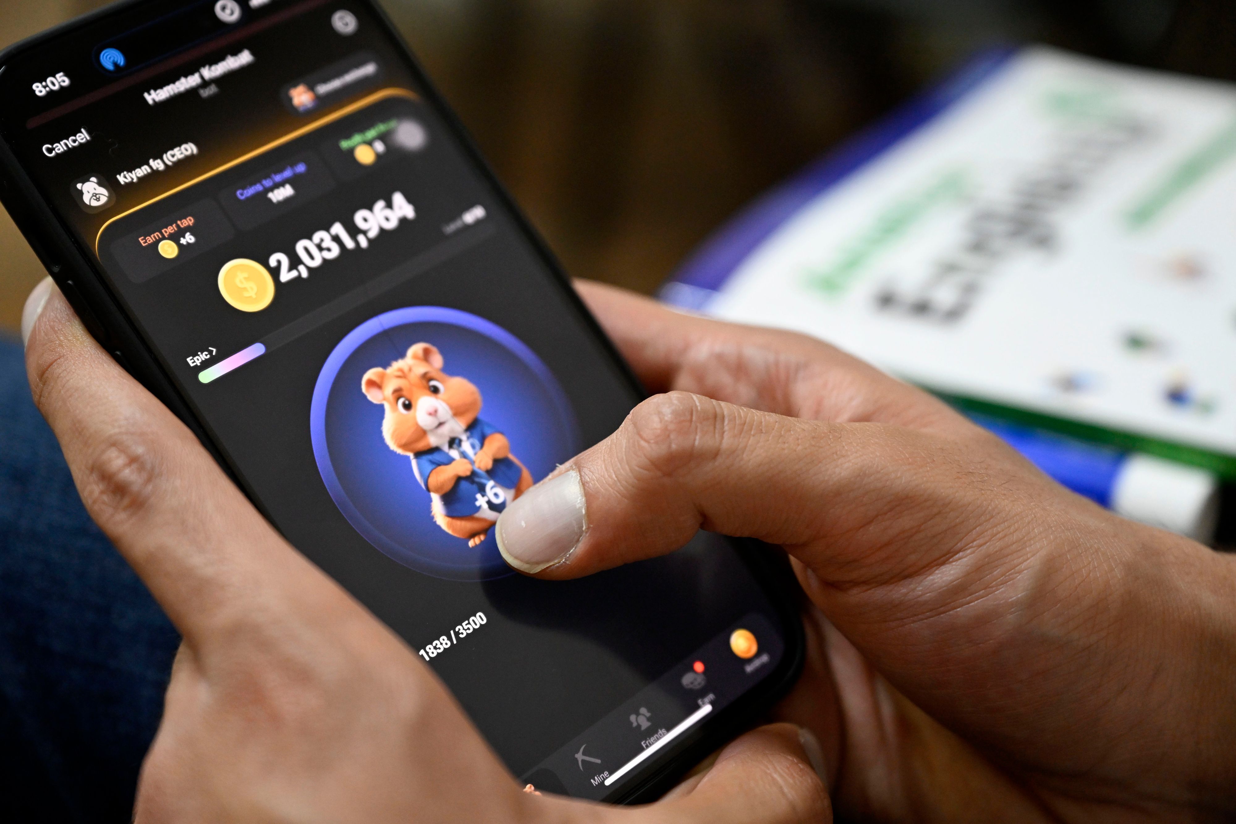 Ein Iraner spielt Hamster Kombat auf einem Handy.