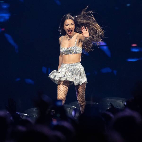 12.06.2024, Köln: Die amerikanische Schauspielerin und Sängerin Olivia Rodrigo tritt in der Lanxess Arena auf. Sie trägt ein silbernes Top und einen silbernen Falten-Minirock und grüßt ihre Fans.