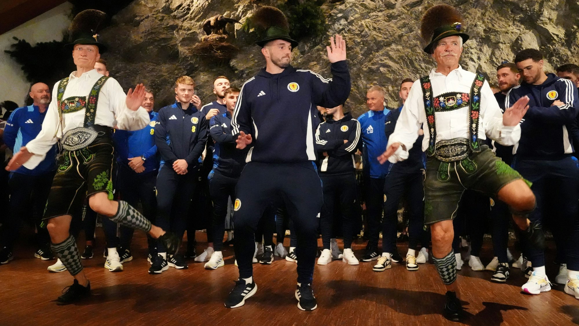Schottlands Team um Mittelfeldspieler John McGinn (m) hat sein EM-Quartier in Garmisch-Partenkirchen aufgeschlagen.