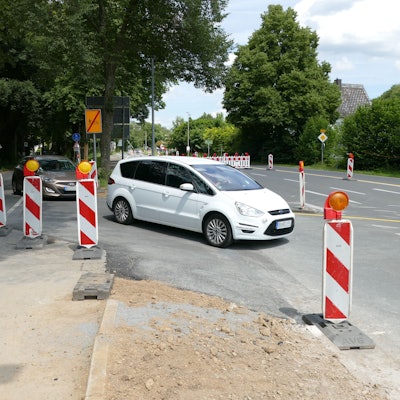 Ein Fahrzeug hinter Absperrbaken.