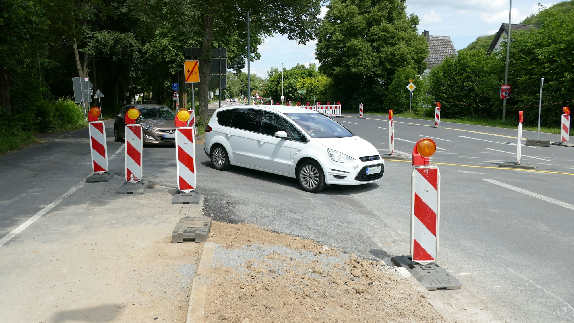 Ein Fahrzeug hinter Absperrbaken.