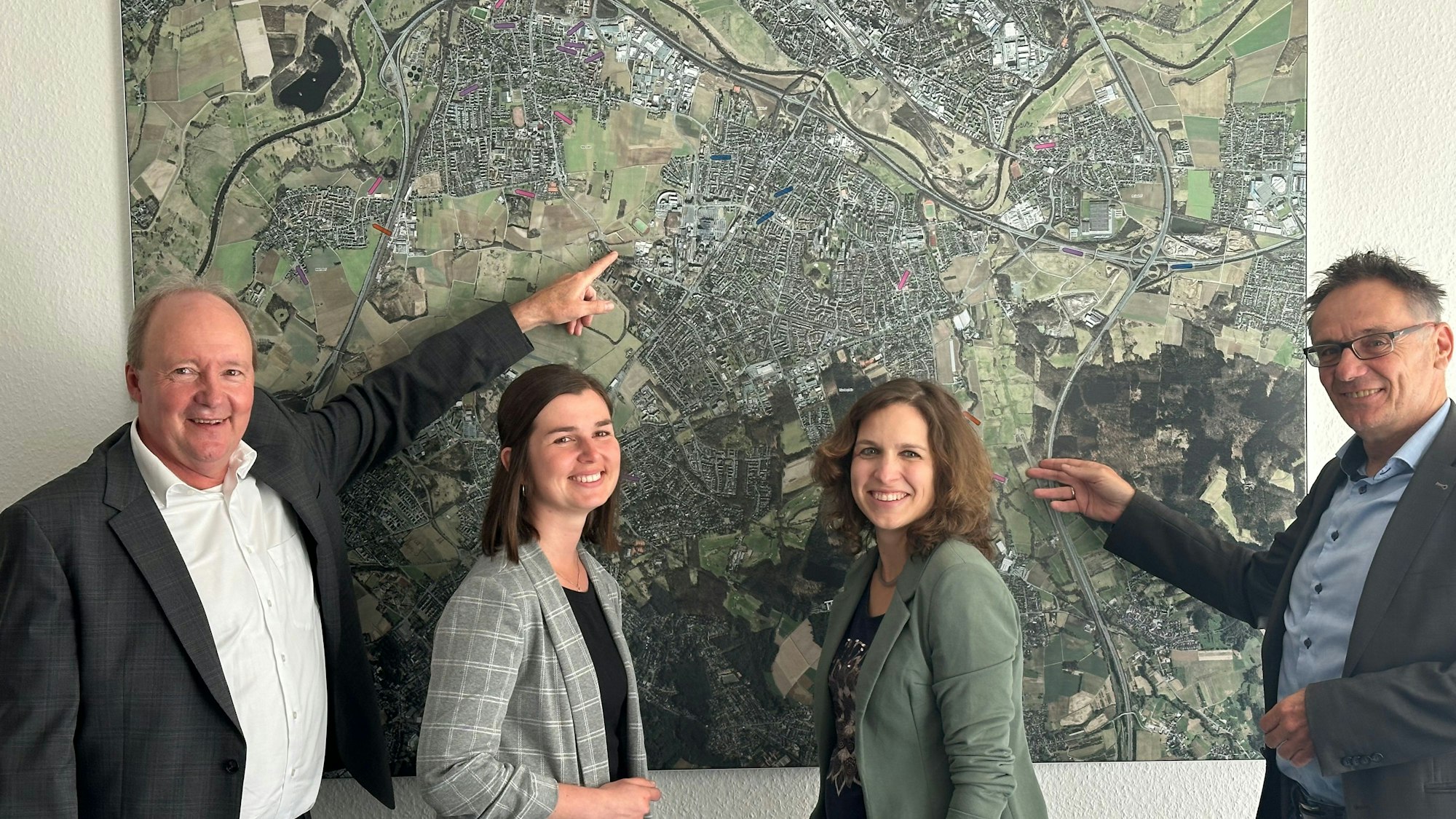 50 Jahre Wirtschaftsfördergesellschaft Sankt Augustin, von links: Geschäftsführer Edgar Bastian, Meike Karrenbauer, Anja Zimmermannund Geschäftsführer Rainer Gleß vor einem Luftbild des