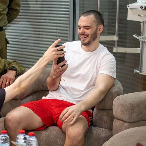 Die israelische Geisel Andrey Kozlov nach seiner Befreiung aus dem Gazastreifen im Sheba Tel-HaShomer Medical Centre. Nach Angaben seiner Familie war der 27-Jährige Folter und grausamen Strafen ausgesetzt.
