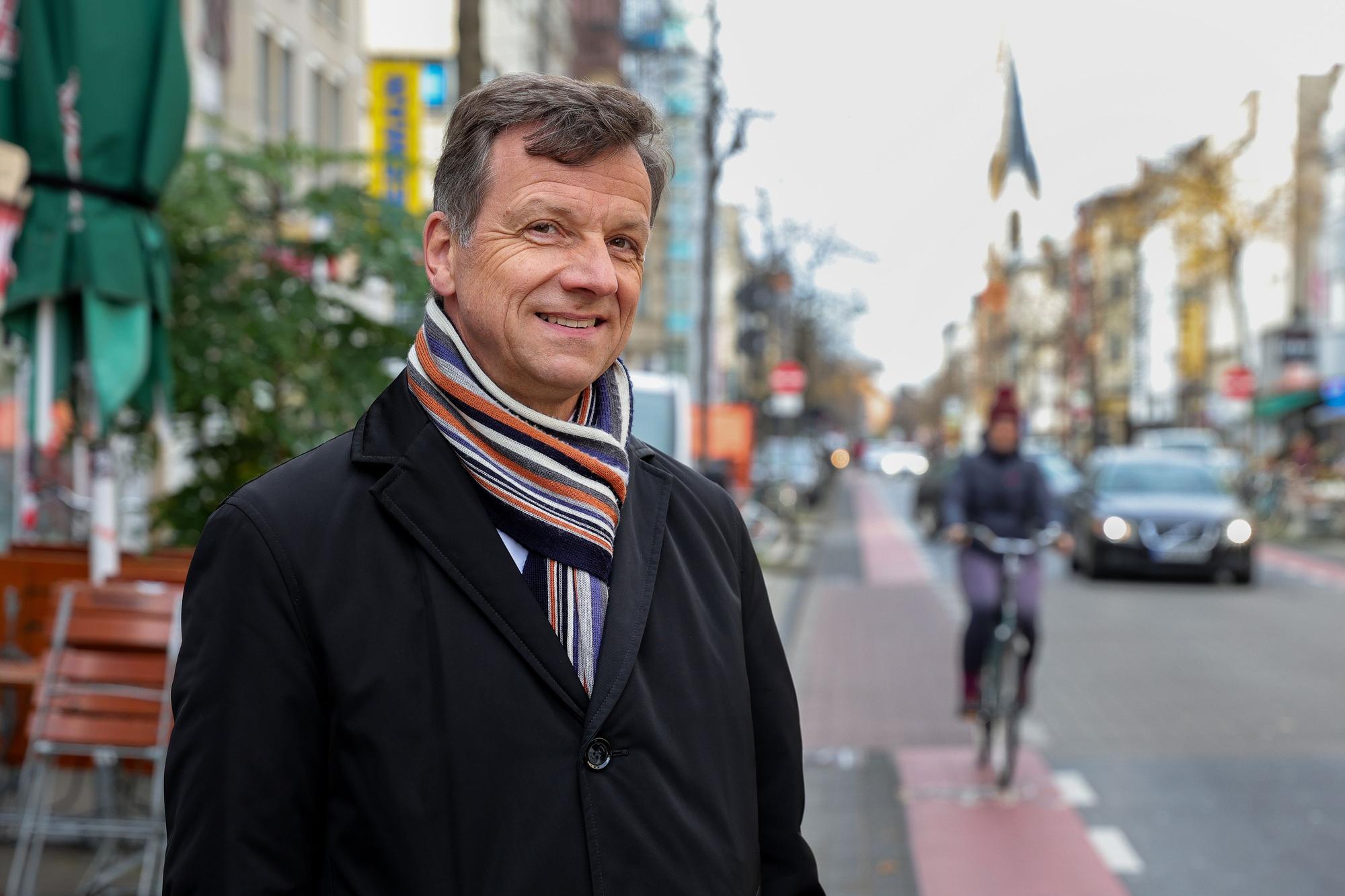 08.11.2023, Köln: Die Venloer Straße ist jetzt in Fahrtrichtung Innenstadt Einbahnstraße.
Pressegespräch zum Start der 2. Stufe des Verkehrsversuchs auf der Venloer Straße.
Im Bild Ascan Egerer.
Foto: Michael Bause