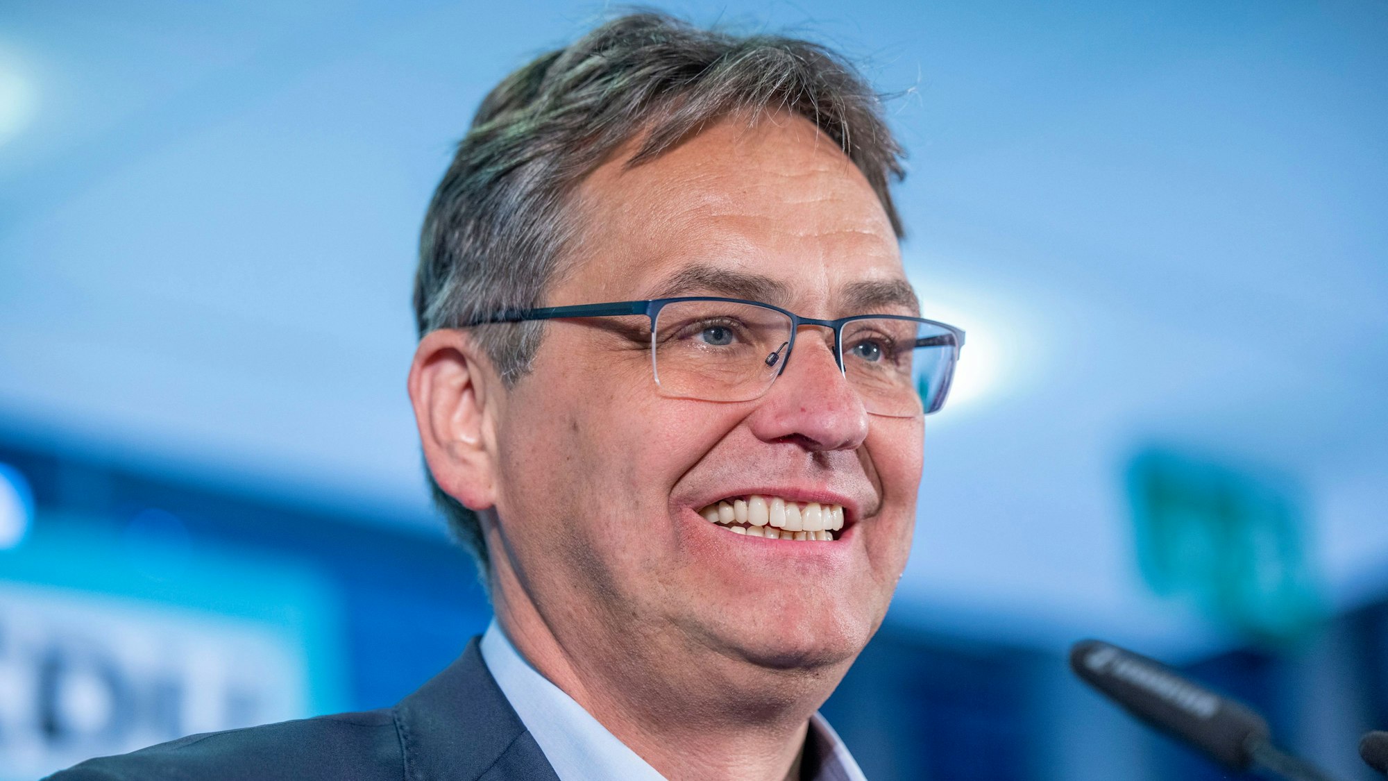 Düsseldorf: Spitzenkandidat Peter Liese (CDU) lächelt auf der CDU-Landesgeschäftsstelle bei der Wahlparty nach der Europawahl.