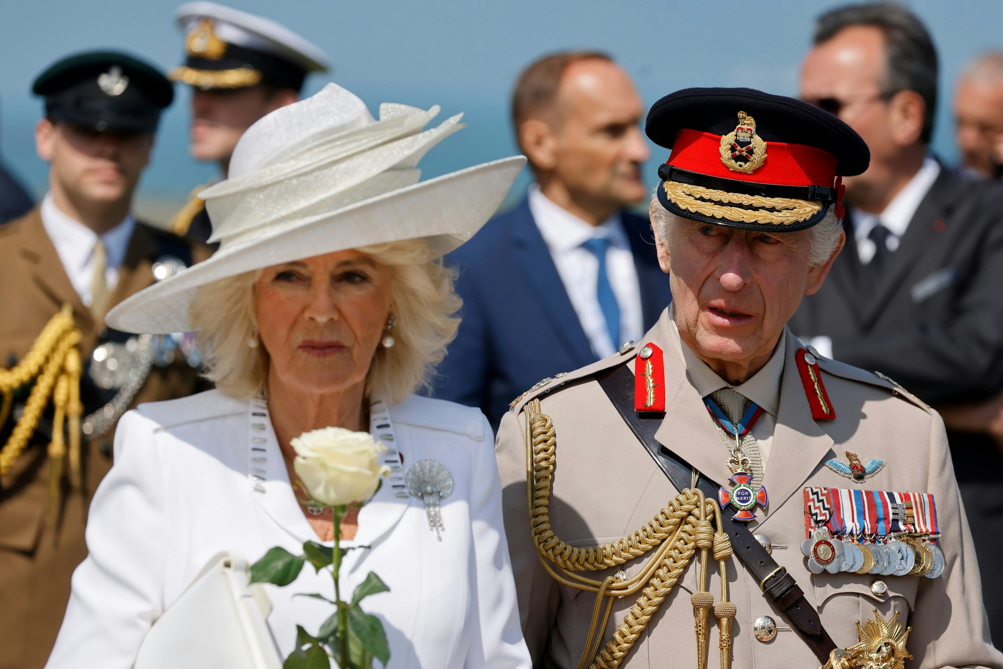 Der britische König Charles III. (r.) und Königin Camilla auf der Gedenkveranstaltung zum 80. Jahrestag der Landung der Alliierten in der Normandie.