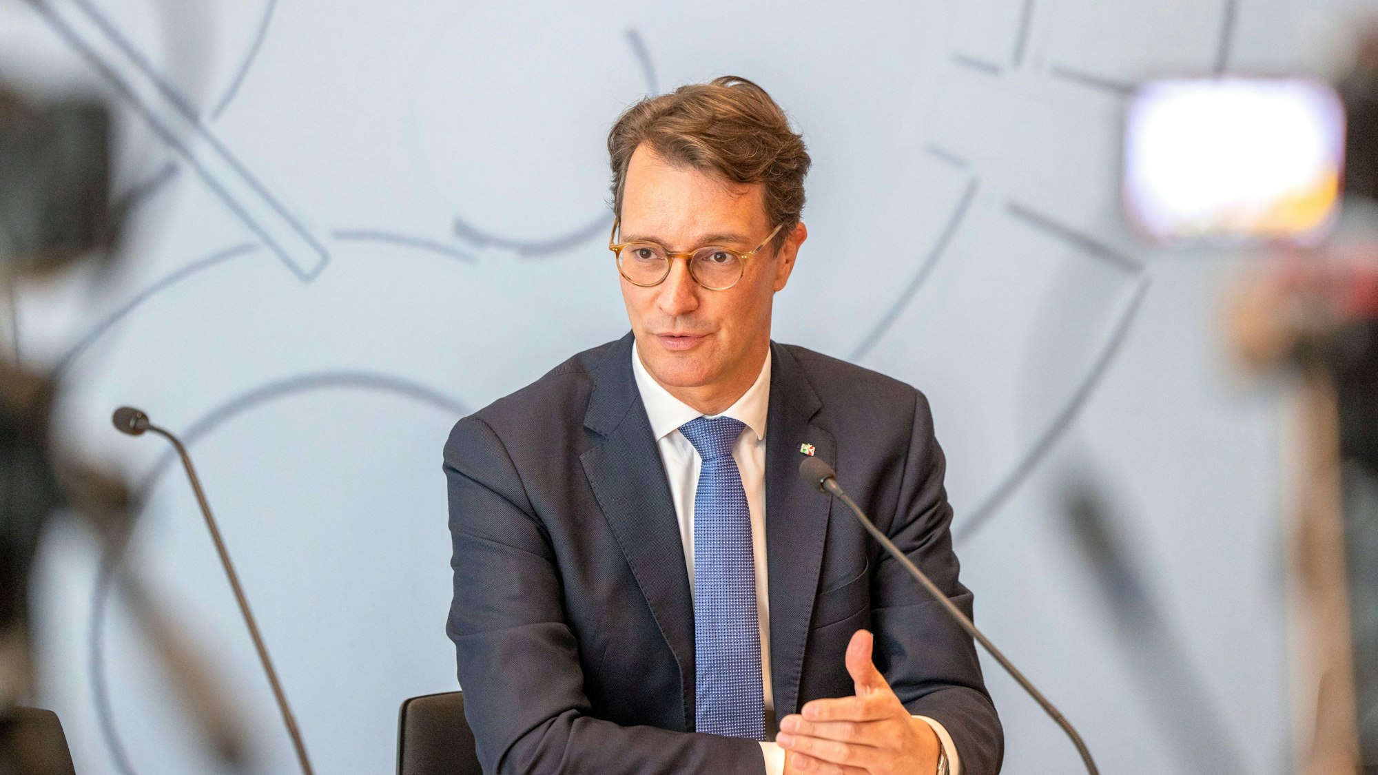 Hendrik Wüst (CDU), Ministerpräsident des Landes Nordrhein-Westfalen, nimmt an einer Landespressekonferenz im Düsseldorfer Landtag teil.