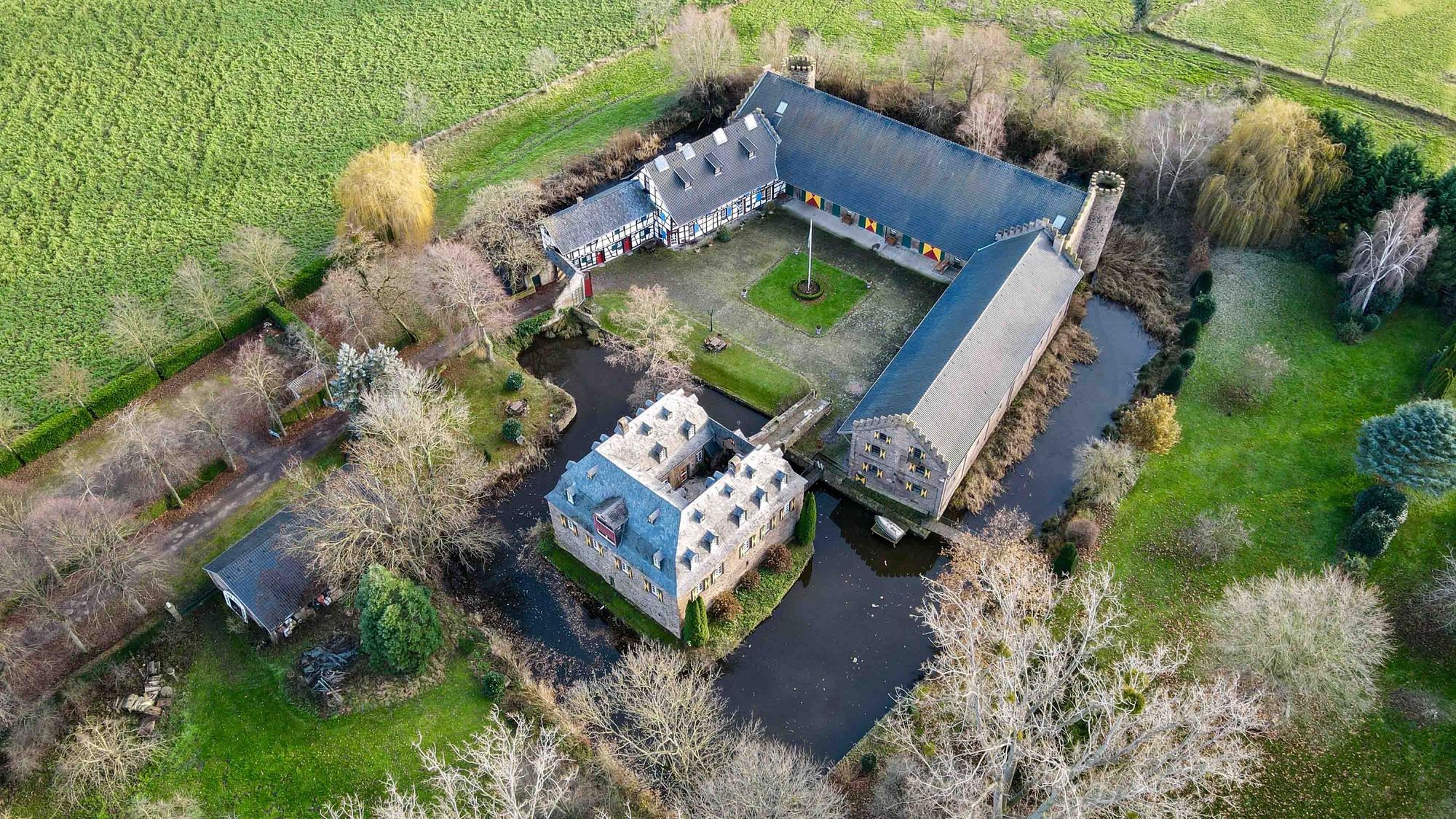 Das Bild zeigt die Kleeburg bei Weidesheim aus der Luft. Der Wassergraben ist gut zu erkennen.