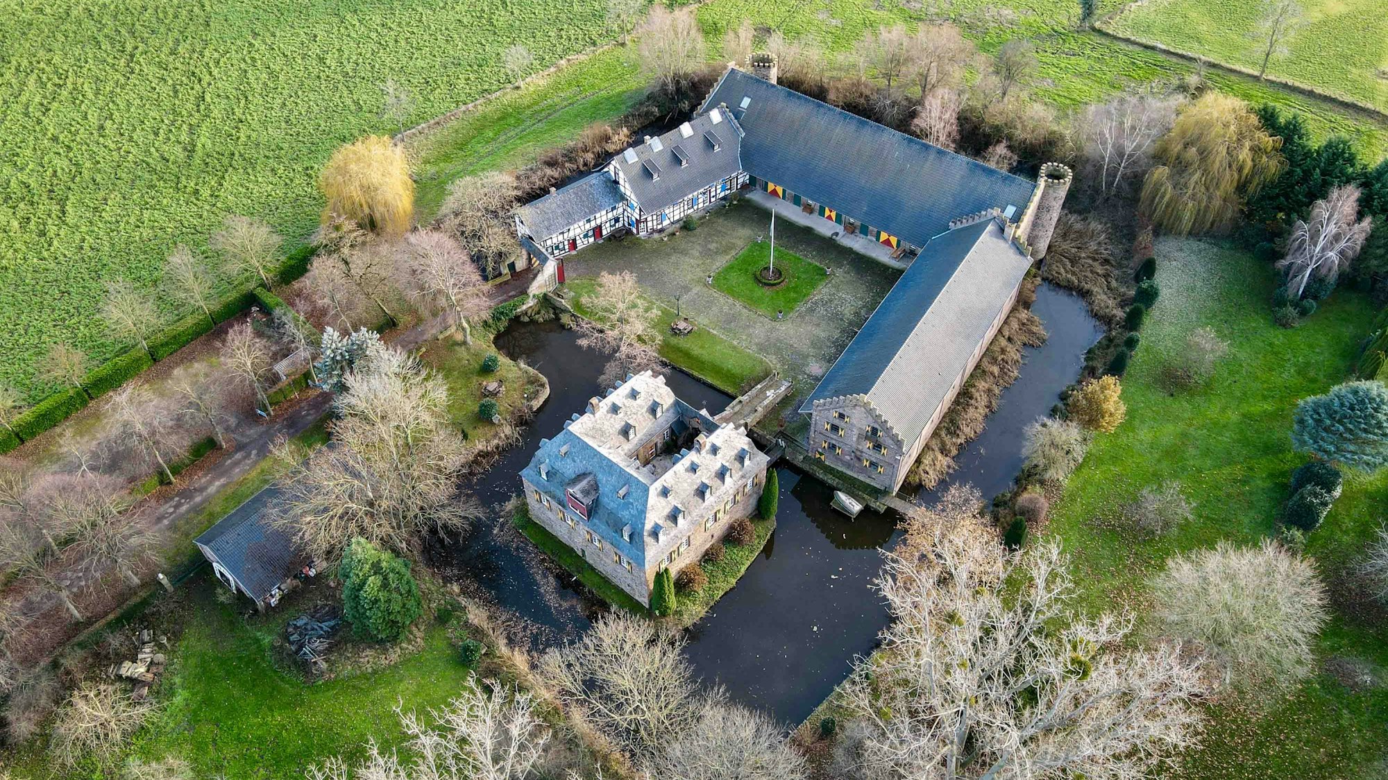Das Bild zeigt die Kleeburg bei Weidesheim aus der Luft. Der Wassergraben ist gut zu erkennen.