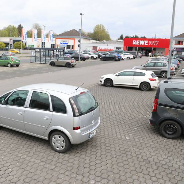 Der Parkplatz des Rewe-Marktes am Raabeweg in Waldbröl.
