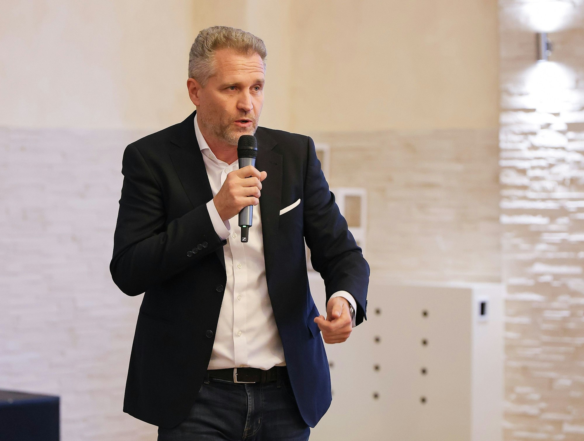 07.06.2024, Bayern, Nürnberg: Petr Bystron, AfD-Kandidat für die Europawahl, spricht bei einer als Bürgerdialog der AfD bezeichneten Veranstaltung. Foto: Daniel Löb/dpa +++ dpa-Bildfunk +++