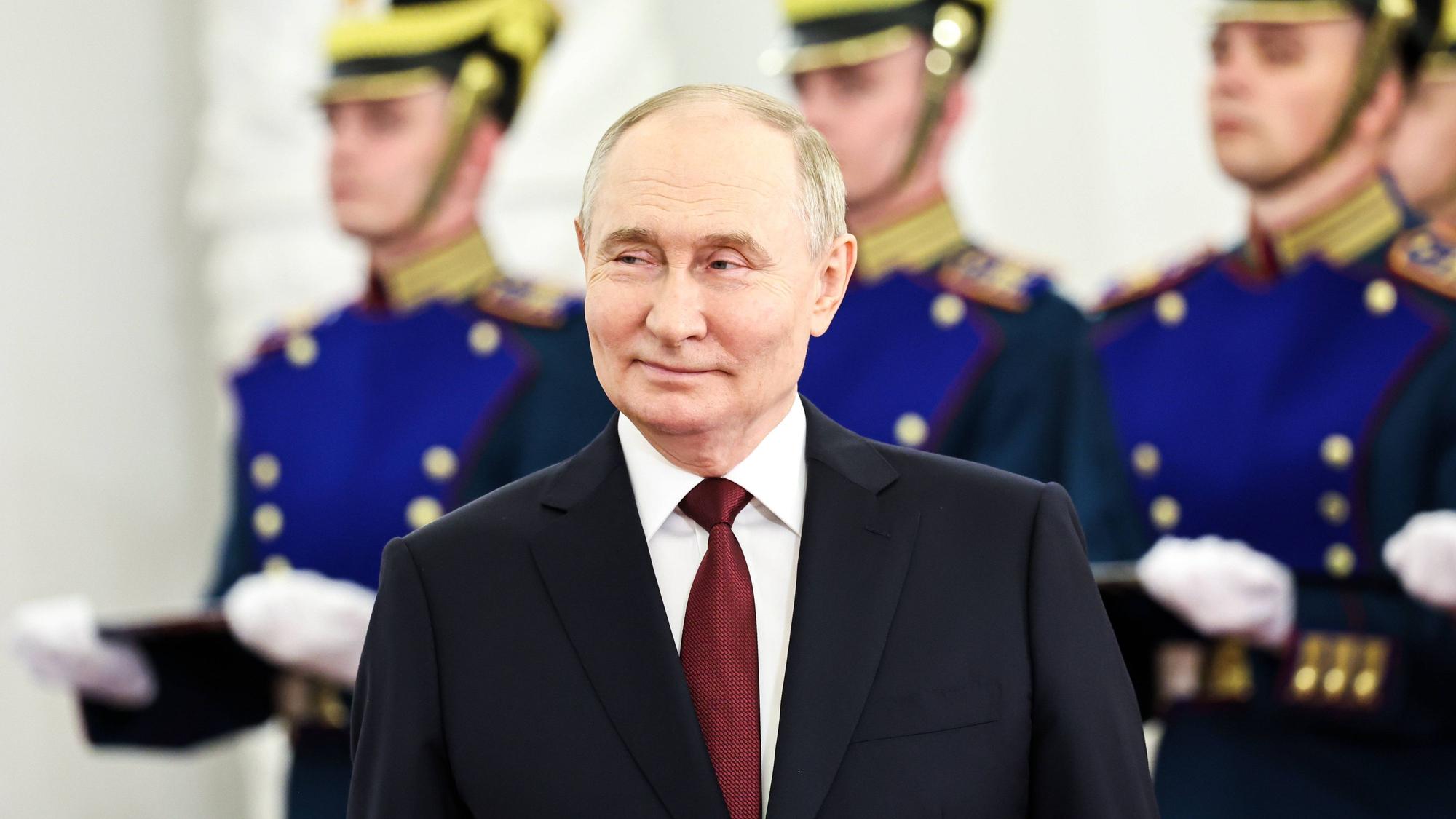 Wladimir Putin bei einer Zeremonie anlässlich des russischen Nationalfeiertags am Mittwoch (12. Juni). „Die Wahlergebnisse kommen Putin mit Sicherheit gelegen“, sagt der Historiker Matthäus Wehowski.