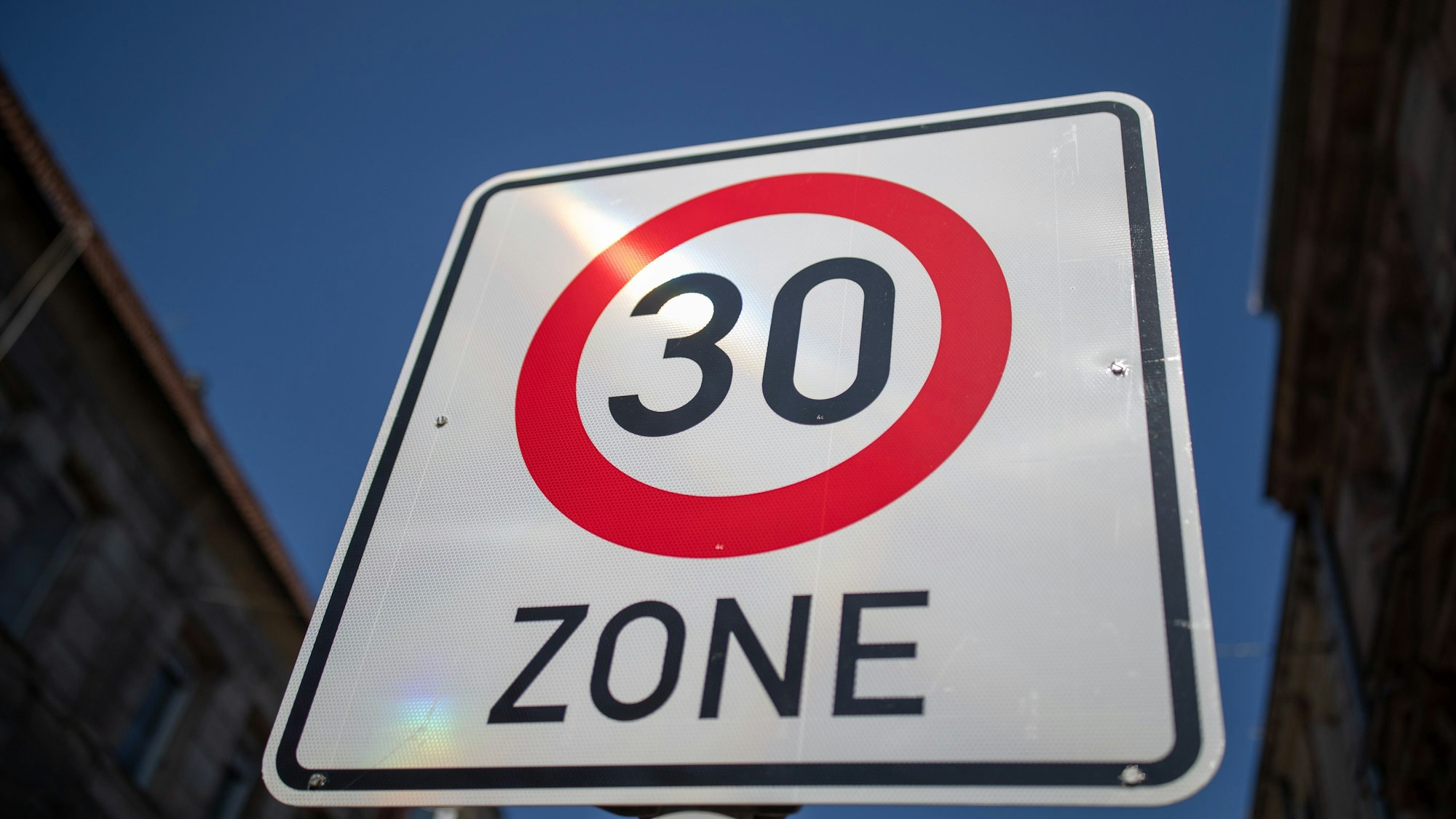 Ein Verkehrsschild weist auf eine Tempo-30-Zone hin.
