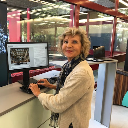 Hannelore Vogt am KI-Kiosk der Stadtbibliothek.