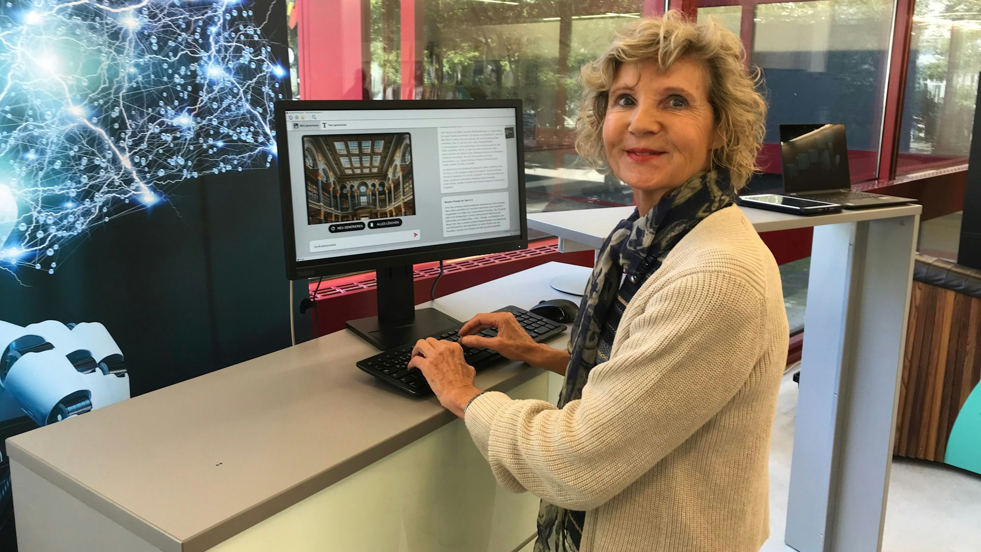 Hannelore Vogt am KI-Kiosk der Stadtbibliothek.