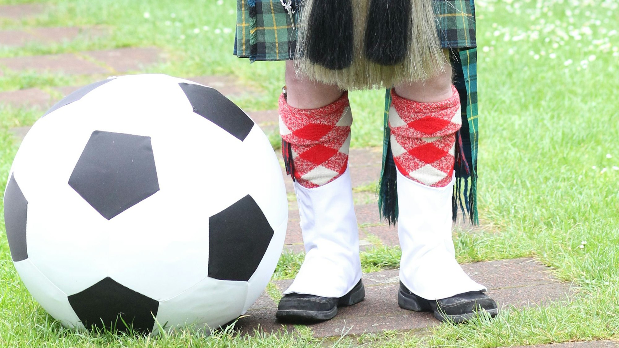 Das Bild zeigt die weißen Gamaschen, die zur schottischen Tracht gehören.