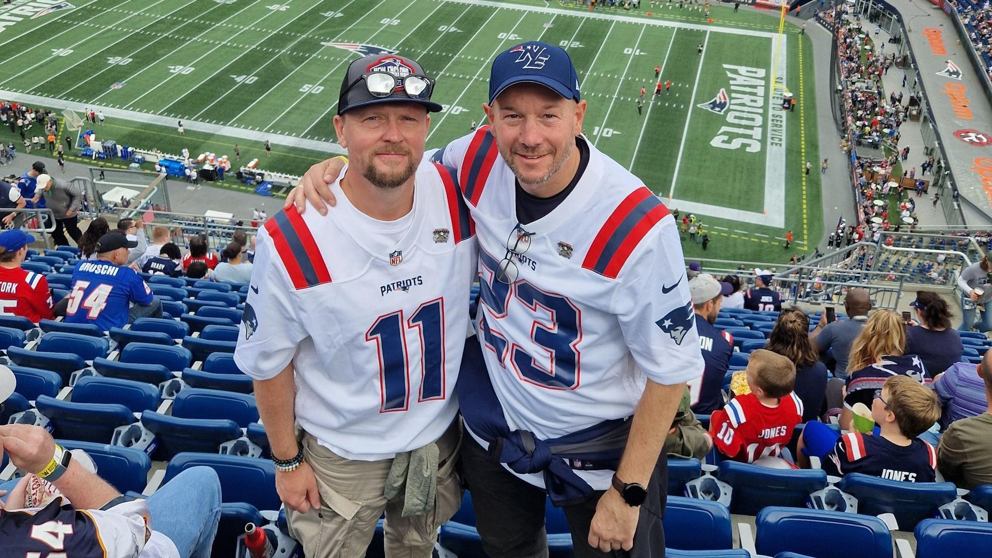 Mike Heßler (r.) und sein Kumpel Frank bei einem Football-Spiel der „New England Patriots“ in den USA.