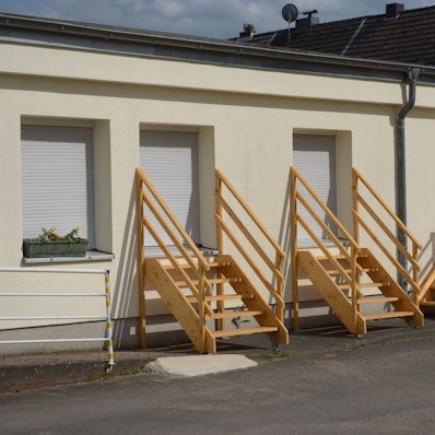 Die Gebäudefront mit den Treppenanlagen.