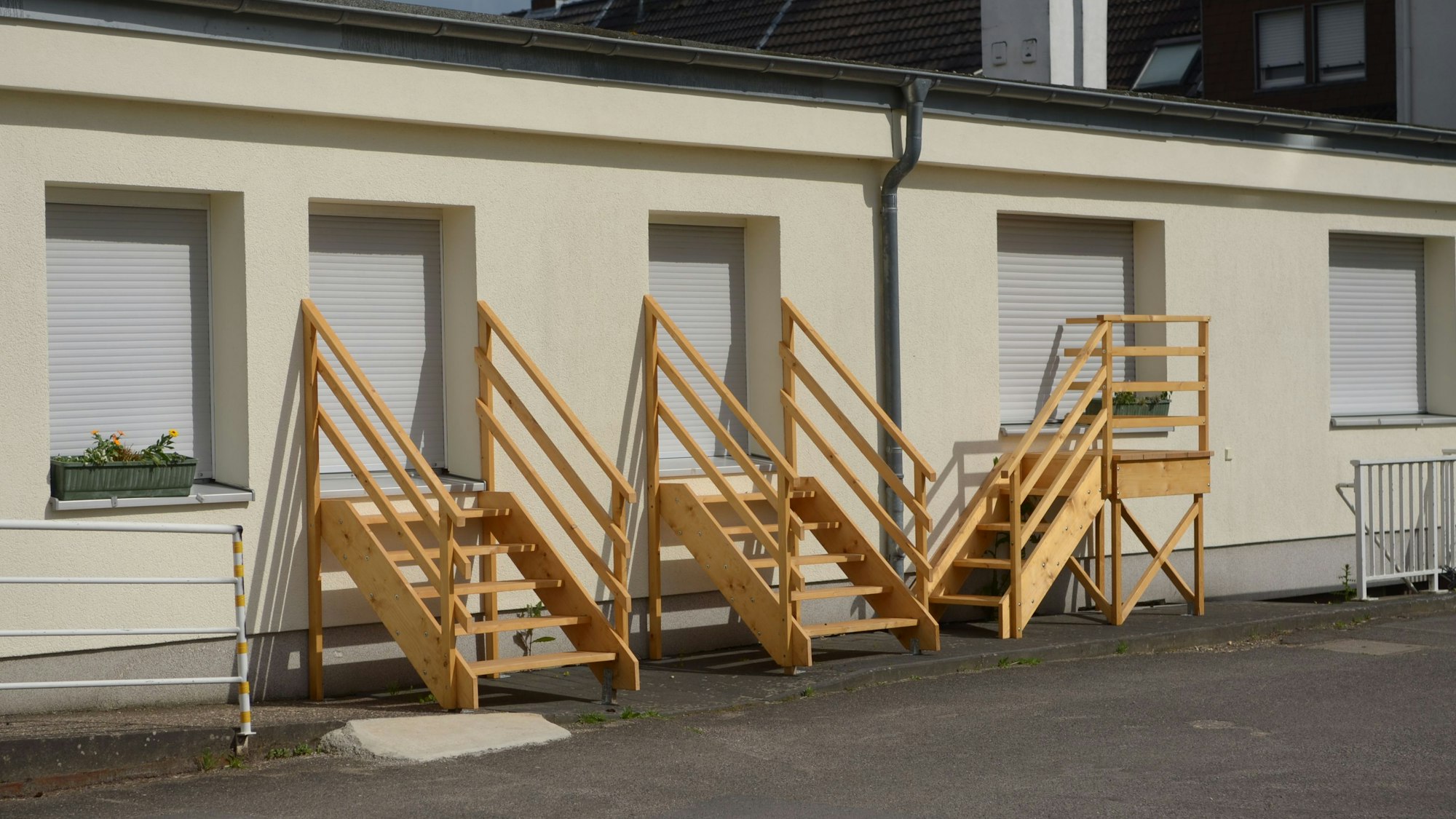 Die Gebäudefront mit den Treppenanlagen.