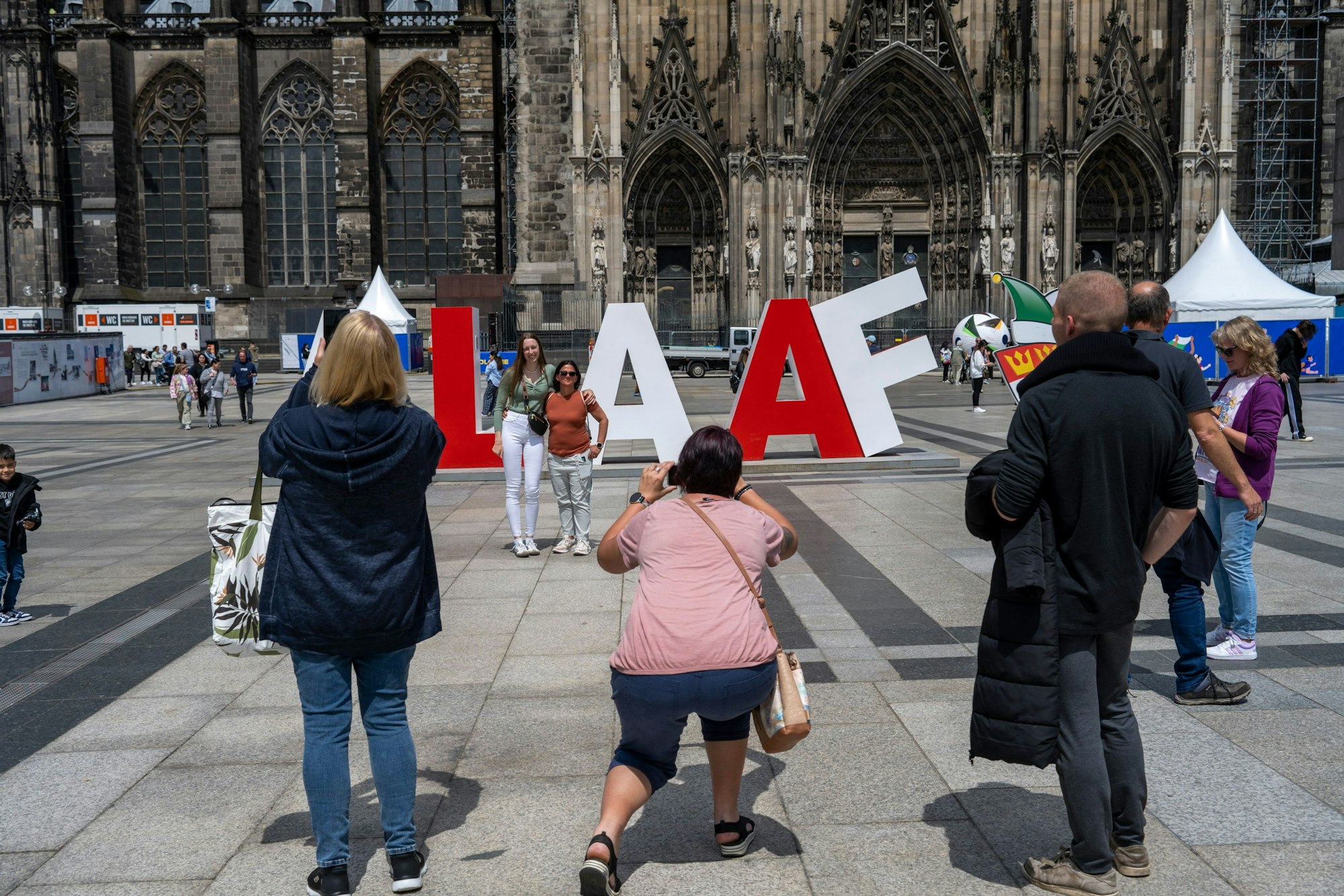 Menschen lassen sich vor dem Schriftzug fotografieren.