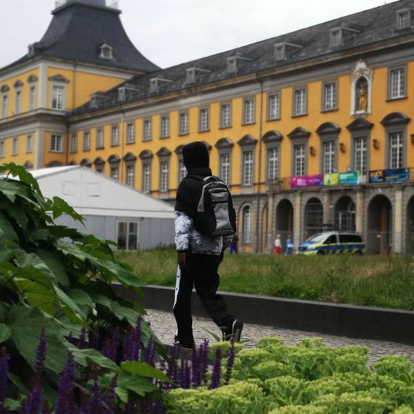 Das Hauptgebäude der Uni Bonn vom Hofgarten aus.