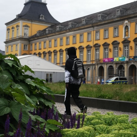 Das Hauptgebäude der Uni Bonn vom Hofgarten aus.