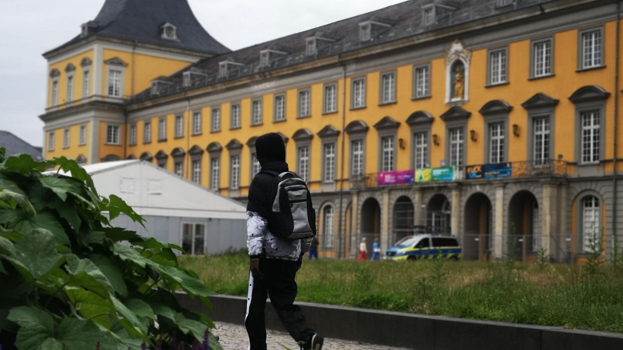 Das Hauptgebäude der Uni Bonn vom Hofgarten aus.