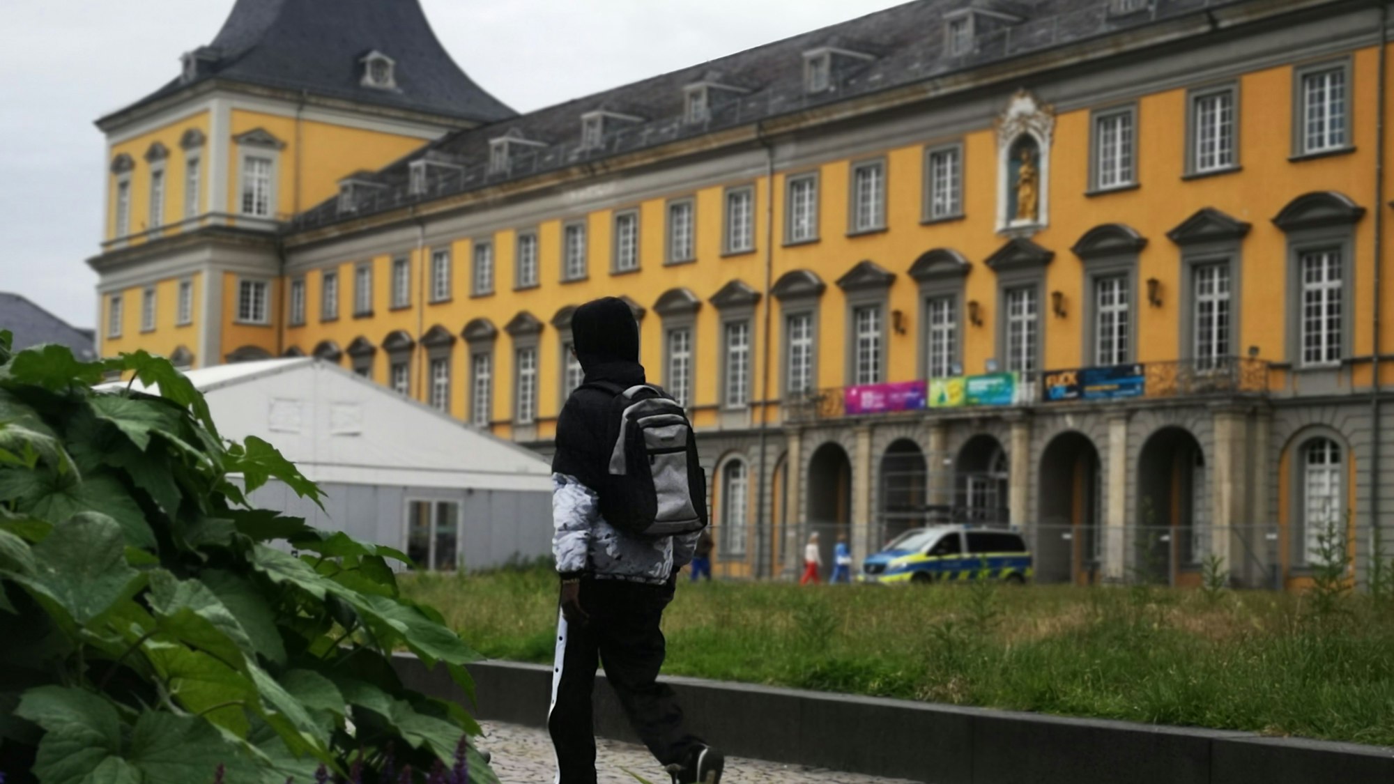 Das Hauptgebäude der Uni Bonn vom Hofgarten aus.