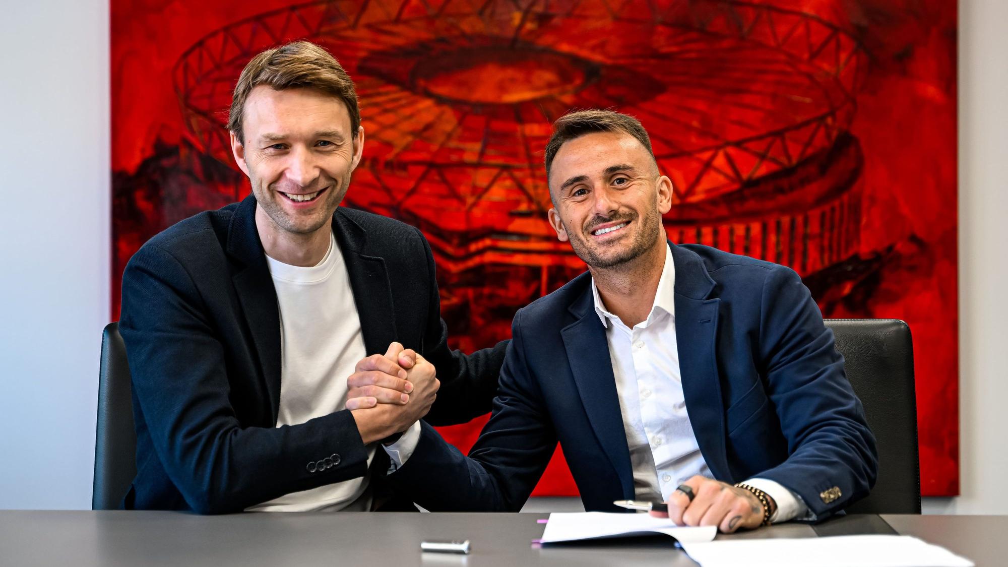 Bayer 04-Geschäftsführer Sport Simon Rolfes und der spanische Top-Spieler Aleix Garcia.