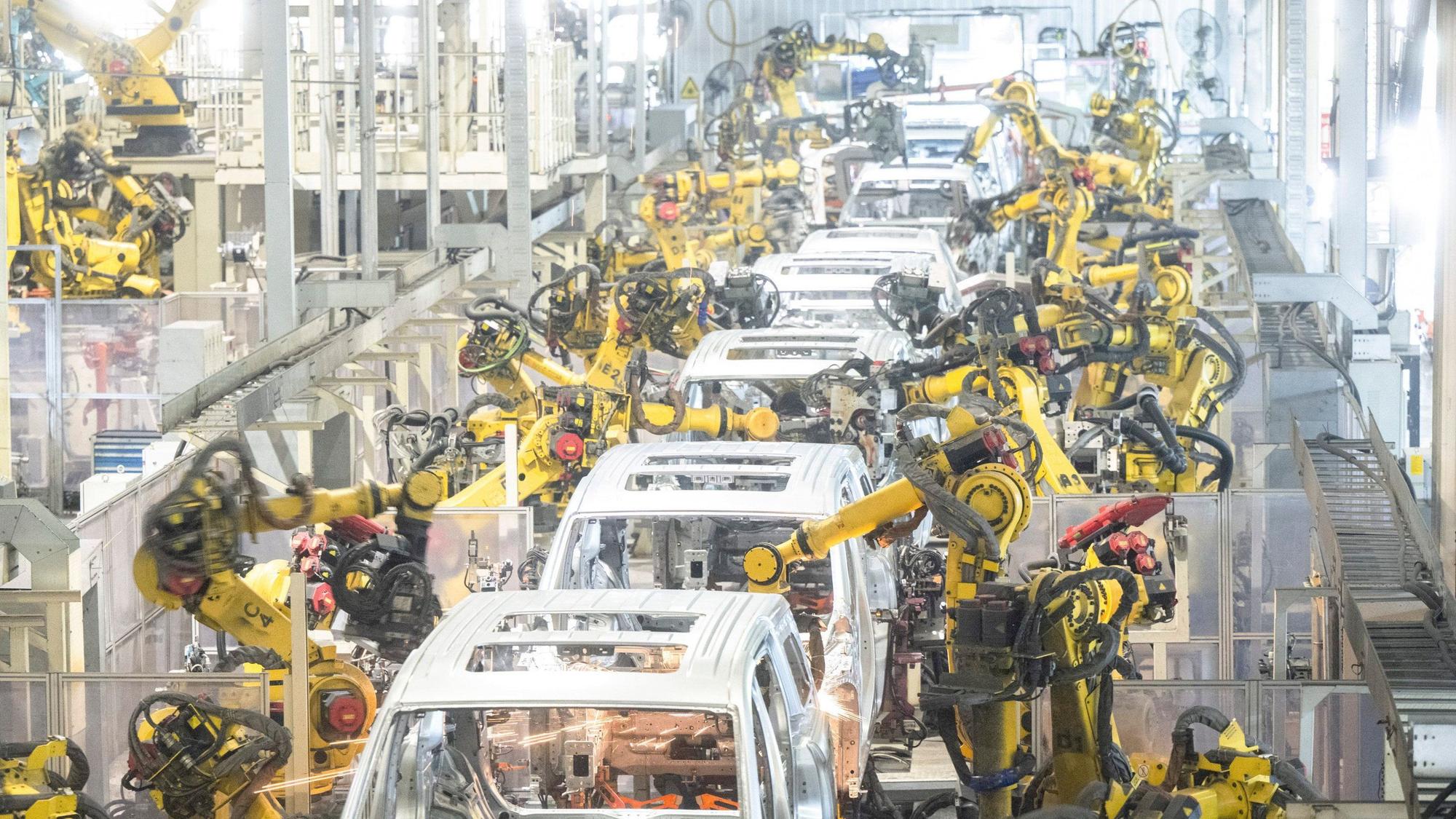 ARCHIV - 01.04.2024, China, Wuhan: Roboter arbeiten in einer Schweißwerkstatt von Voyah, einer chinesischen Elektroautomarke, in Wuhan in der zentralchinesischen Provinz Hubei. (zu dpa: «EU-Kommission droht hohe Strafzölle auf E-Autos aus China an») Foto: Xiao Yijiu/XinHua/dpa +++ dpa-Bildfunk +++