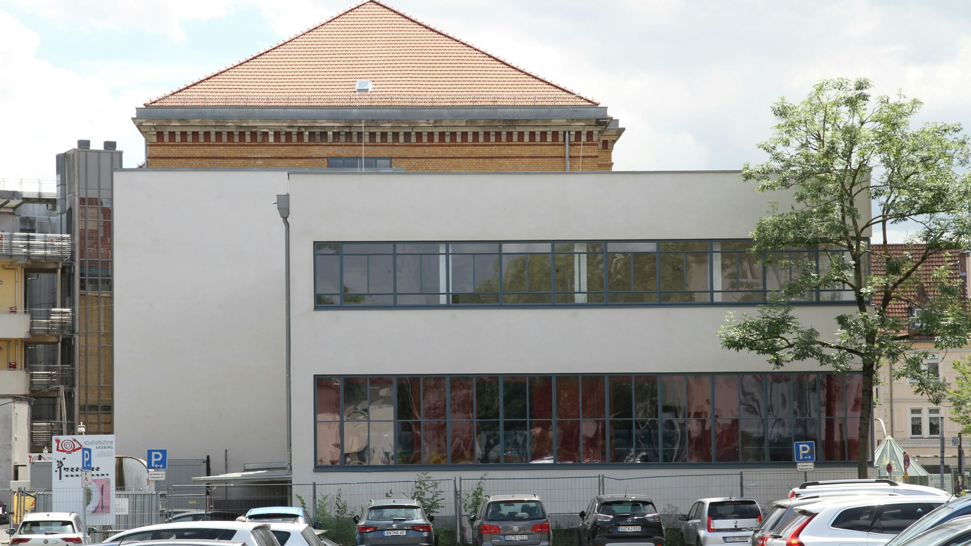 Studiobühne an der Humperdinckstraße in Siegburg, dahinter das VHS-Studienhaus