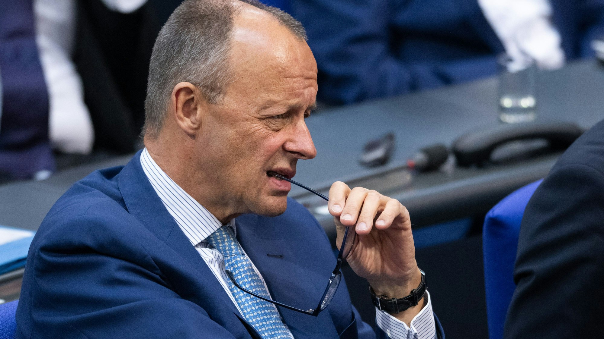 Friedrich Merz (M), CDU-Bundesvorsitzender, nimmt an einer Sitzung des Bundestag teil.