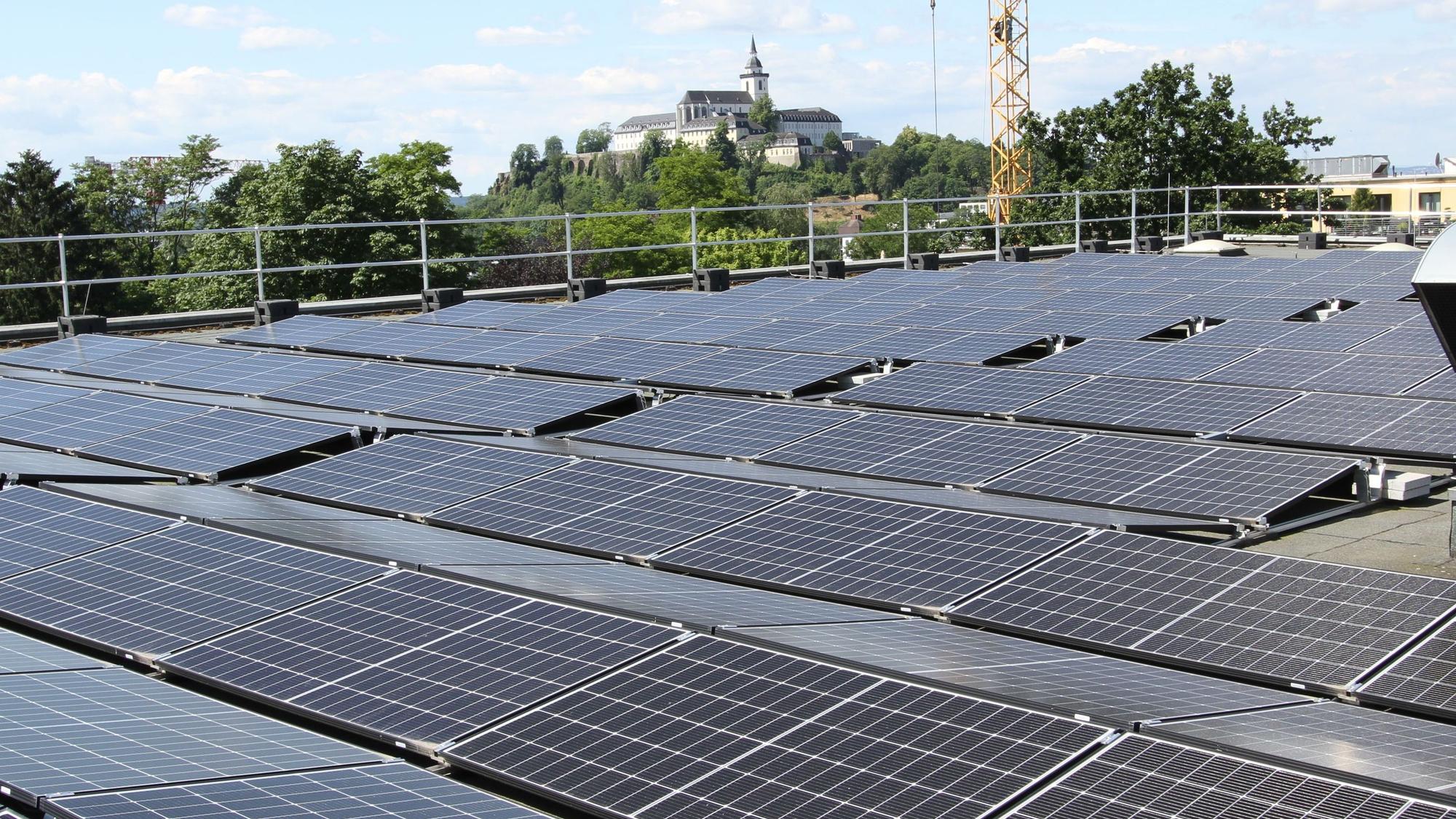 Photovoltaikanlage auf einem großen Flachdach