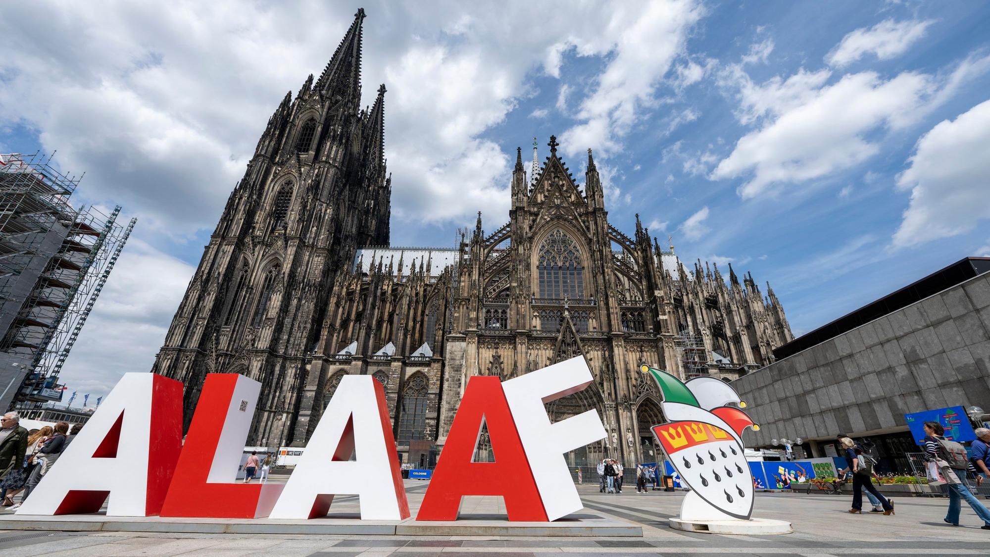 Der Schriftzug mit dem Dom im Hintergrund